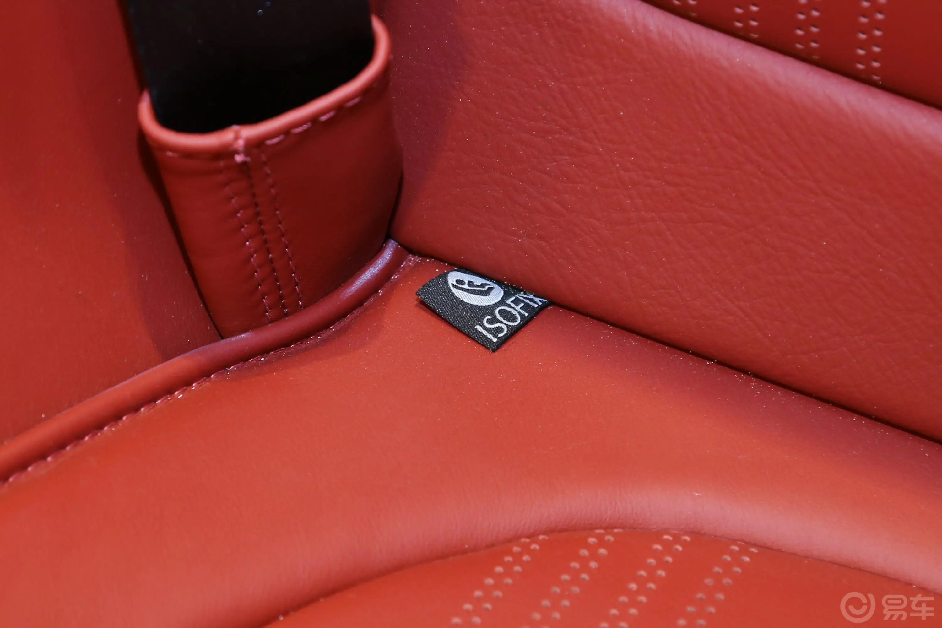 阿斯顿·马丁DB114.0T V8 Volante儿童座椅接口