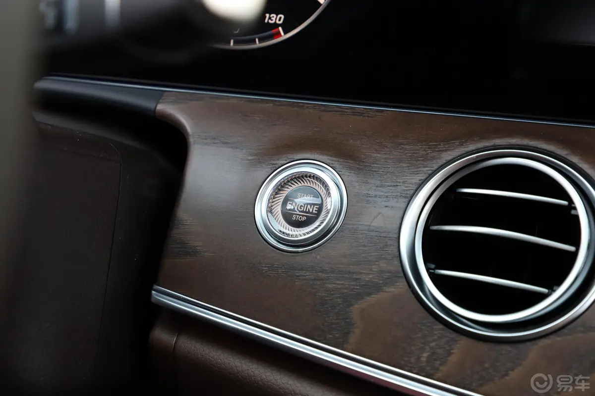 奔驰E级改款 E 300 L 豪华版钥匙孔或一键启动按键