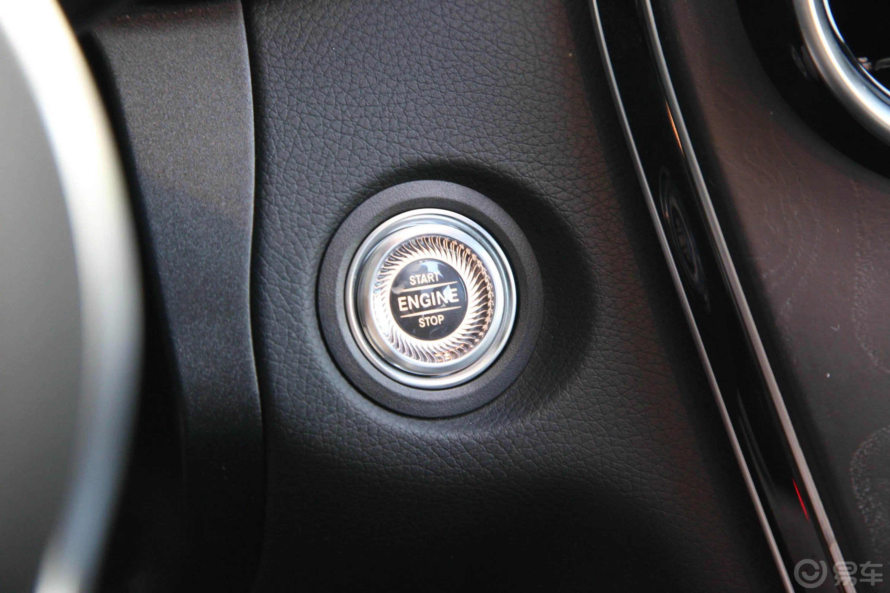 奔驰C级改款 C 260 L 4MATIC 运动轿车钥匙孔或一键启动按键