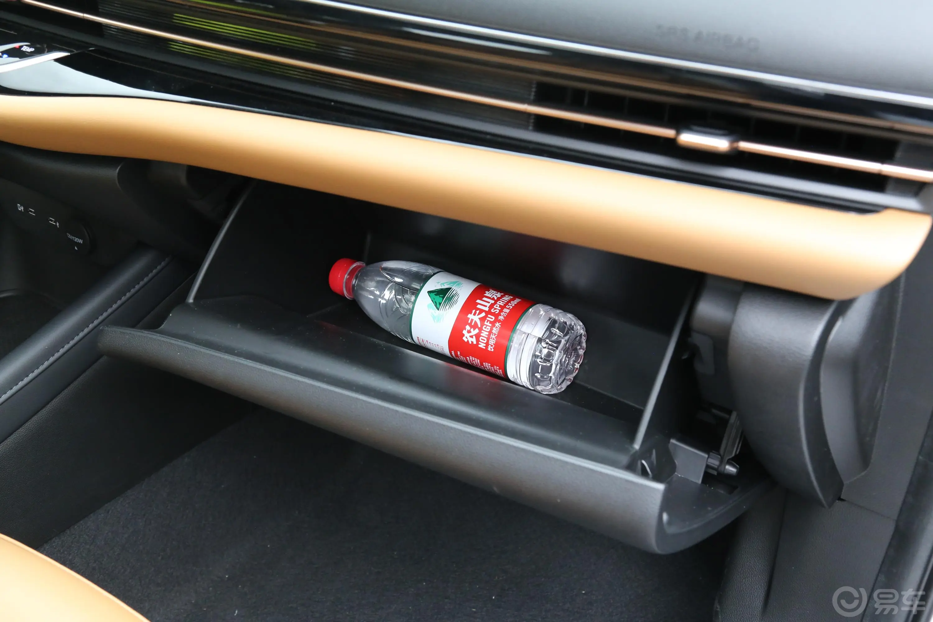 AION S魅Evo 630手套箱空间水瓶横置