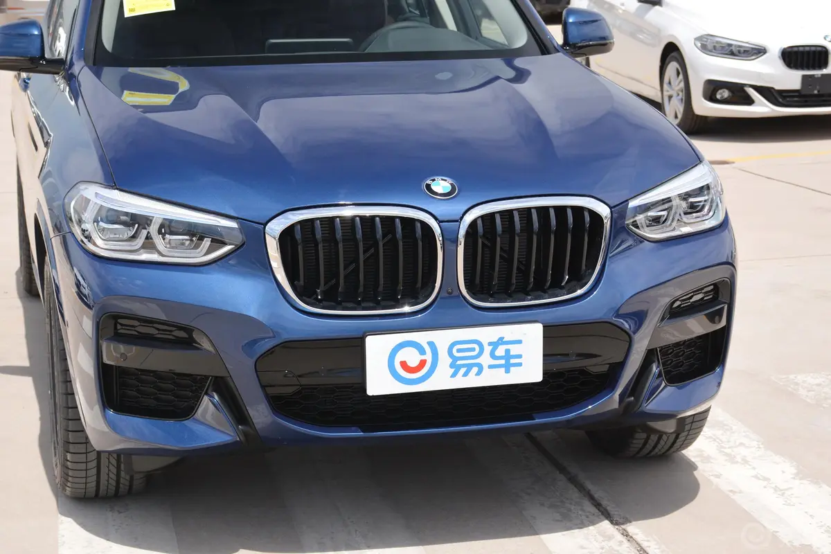 宝马X3xDrive 25i M运动套装前格栅侧俯拍