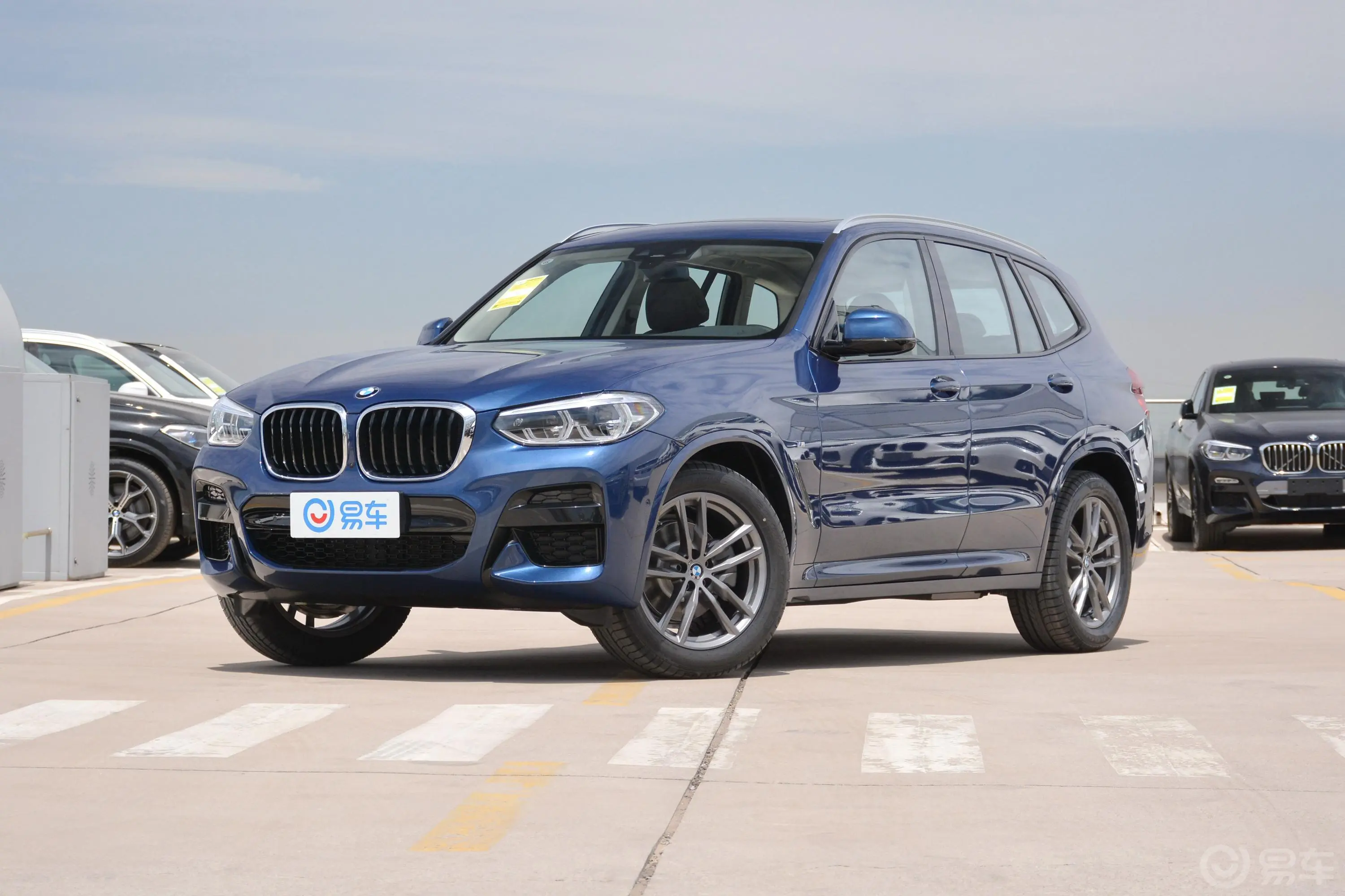 宝马X3xDrive 25i M运动套装侧前45度车头向左水平