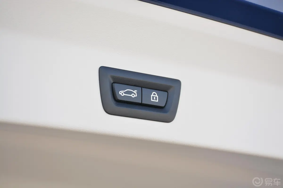 宝马X3xDrive 25i M运动套装电动尾门按键（手动扶手）