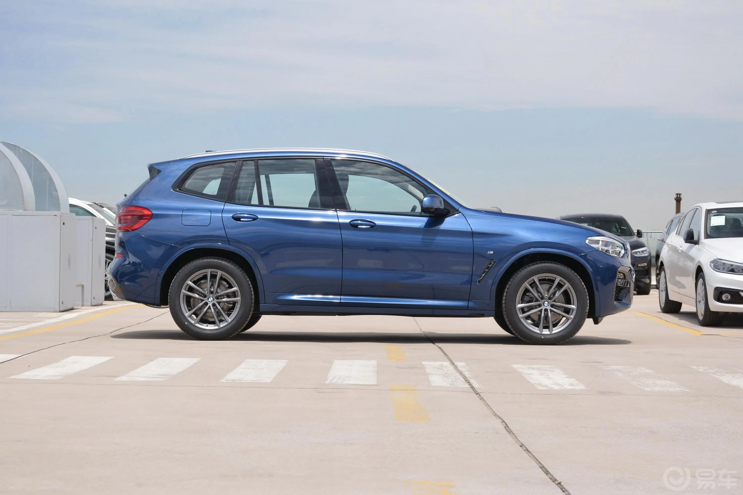 宝马X3xDrive 25i M运动套装正侧车头向右水平