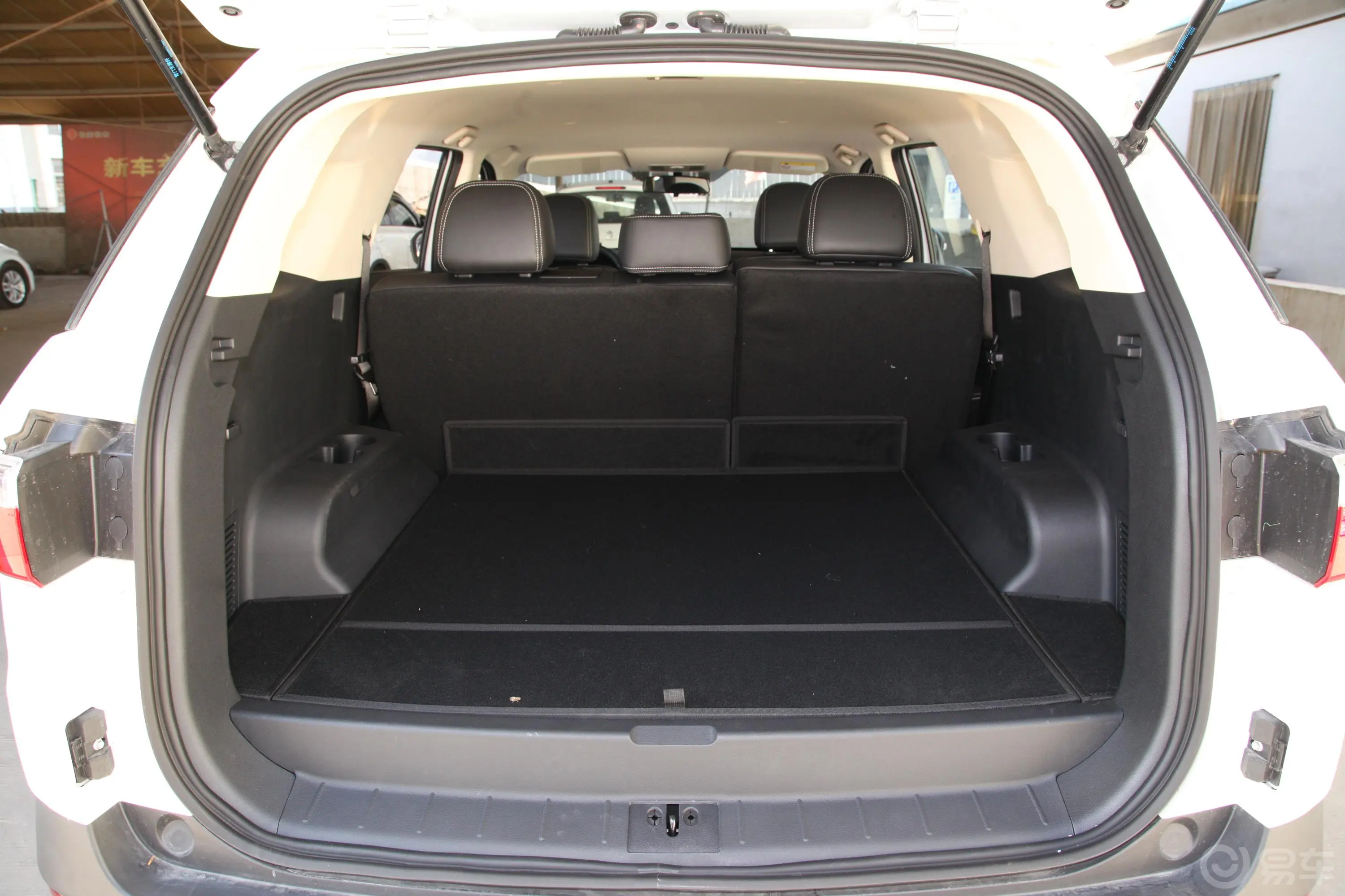 风光S5601.8L CVT 舒适型后备厢空间特写
