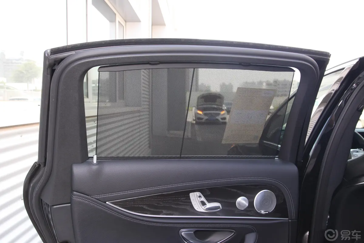 奔驰E级改款 E 300 L 豪华版 运动轿车后风挡遮阳帘