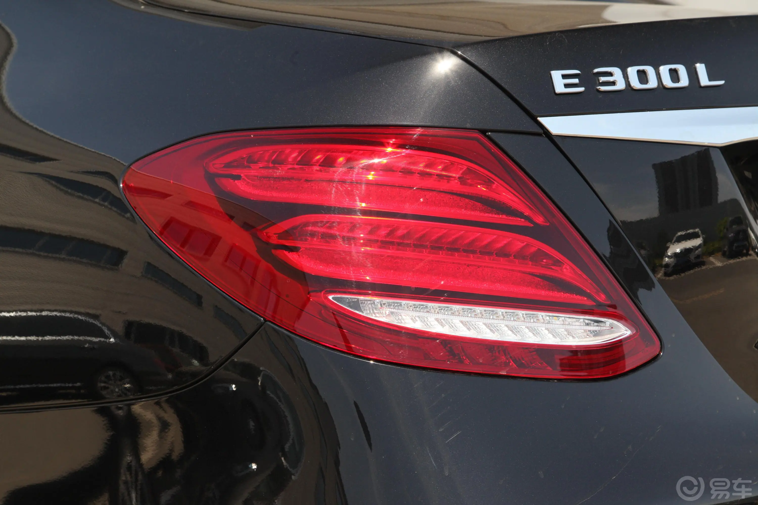奔驰E级改款 E 300 L 豪华版 运动轿车外观