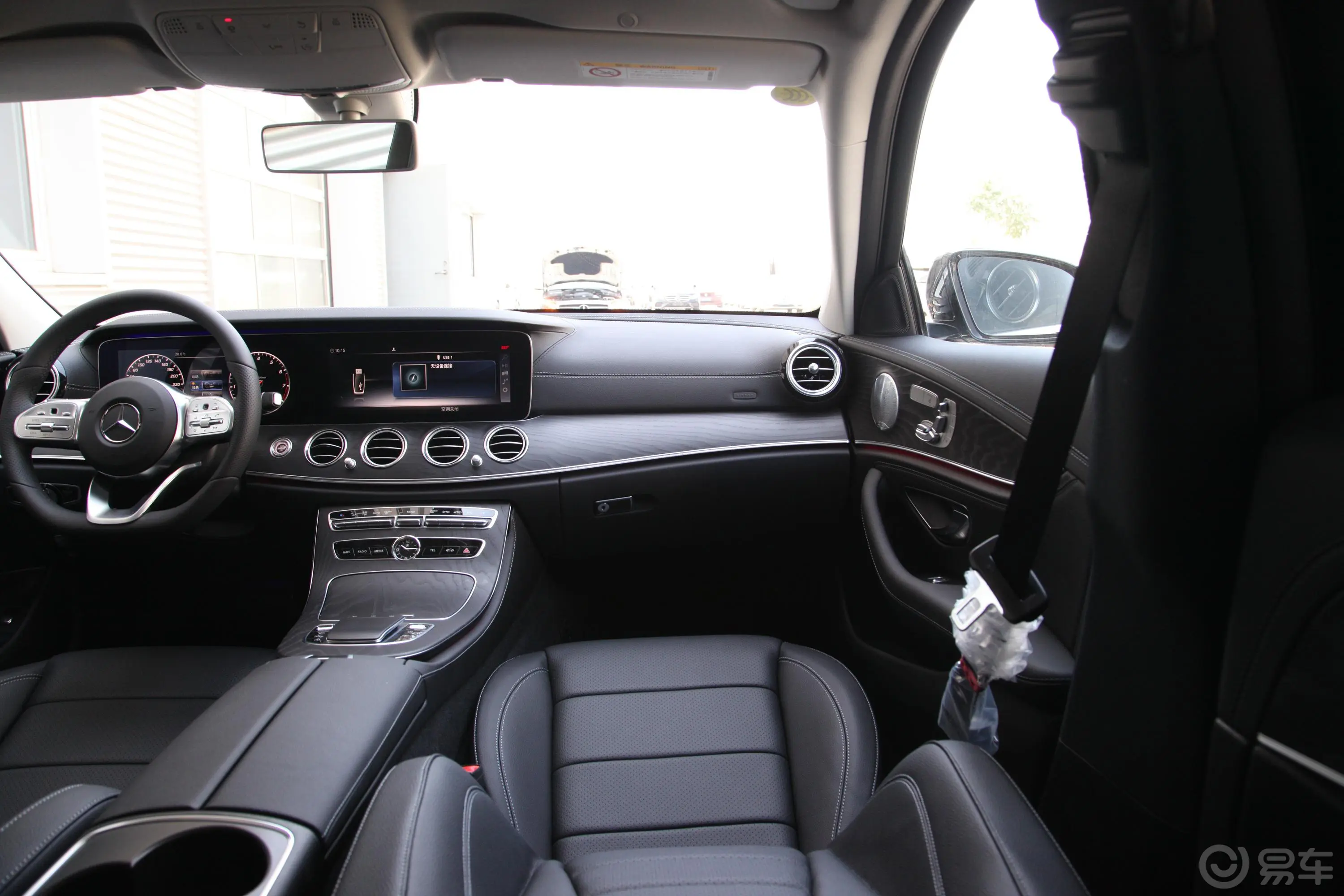 奔驰E级改款 E 300 L 豪华版 运动轿车副驾驶位区域
