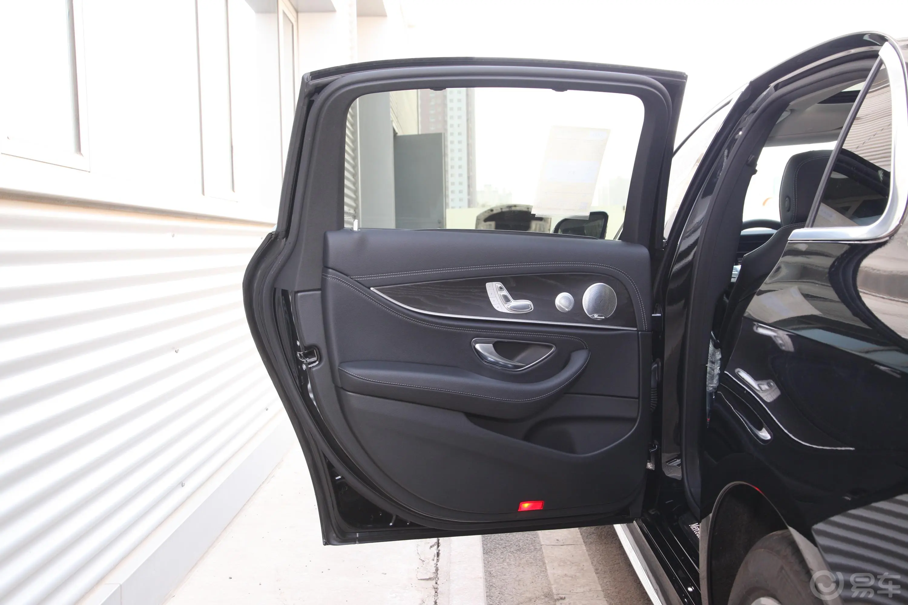 奔驰E级改款 E 300 L 豪华版 运动轿车驾驶员侧后车门