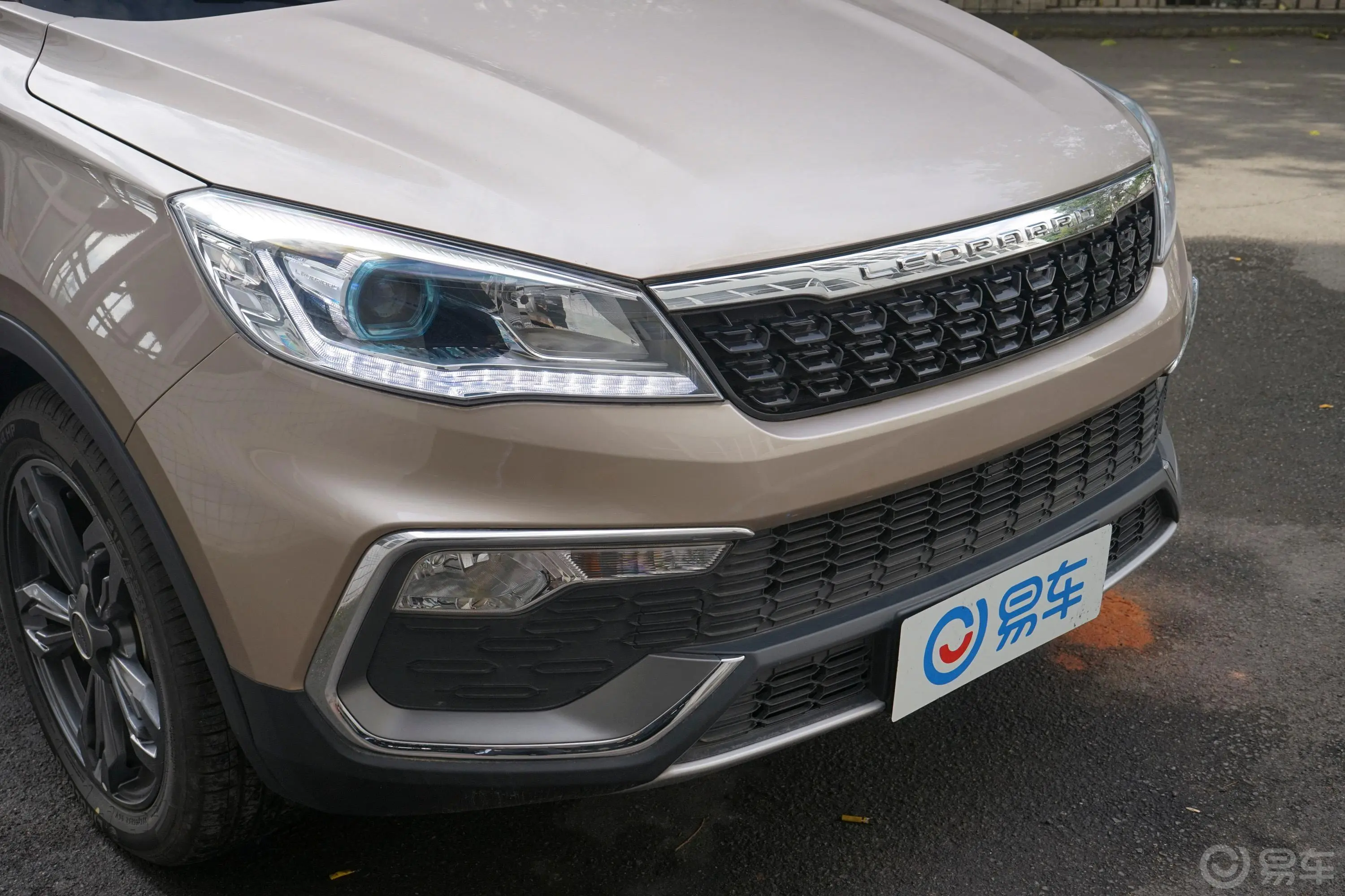 猎豹CS91.5T CVT 劲悦版前格栅侧俯拍