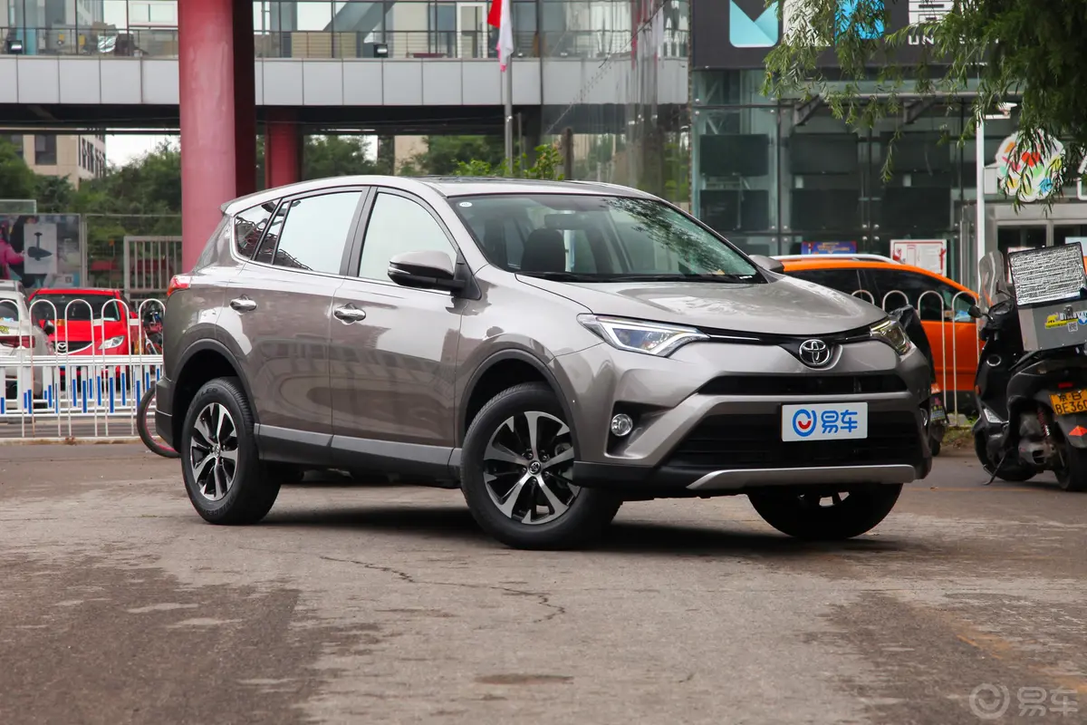 RAV4荣放2.0L CVT 两驱 智尚版 国VI侧前45度车头向右水平