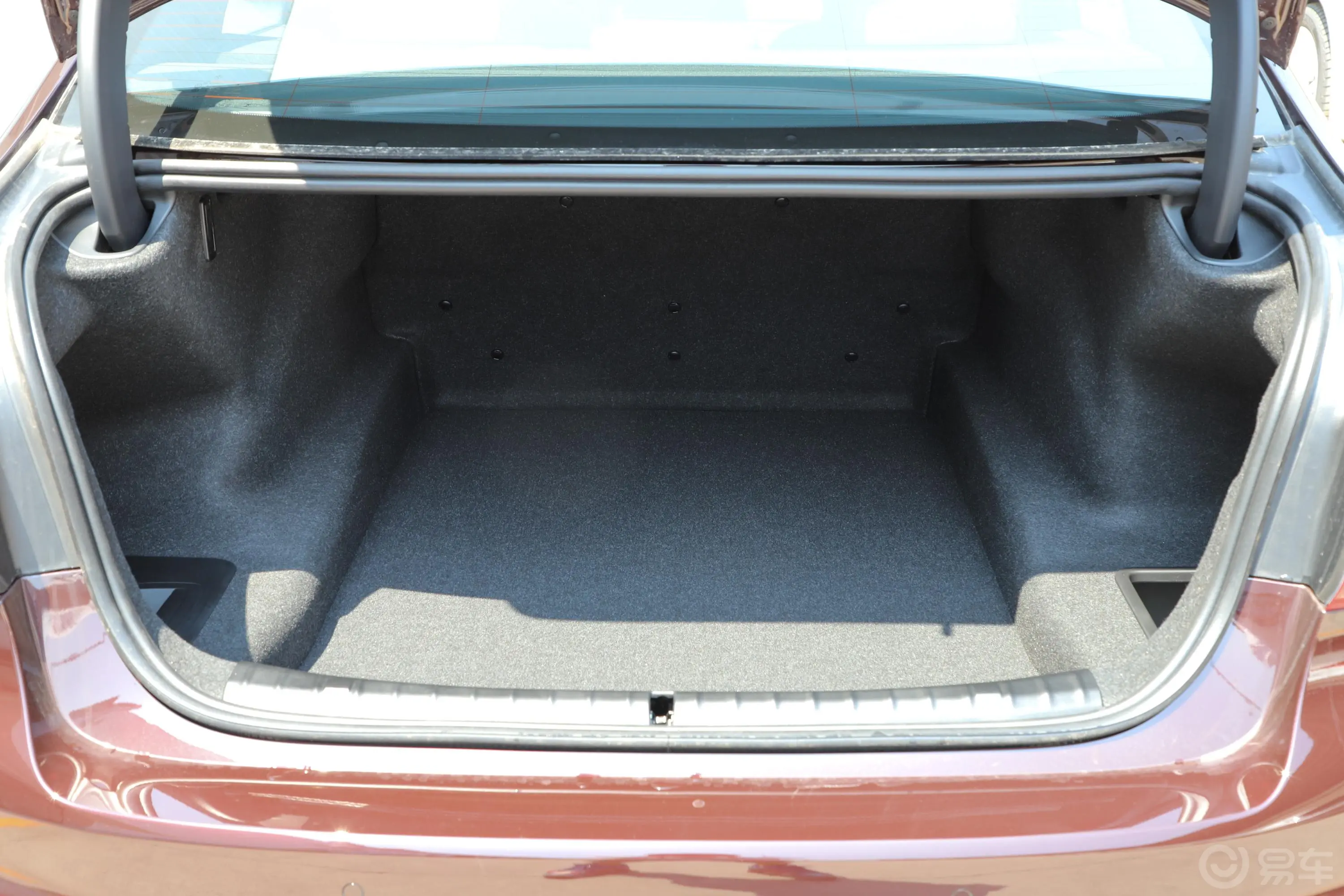 宝马5系改款 530Li xDrive M运动套装后备厢空间特写