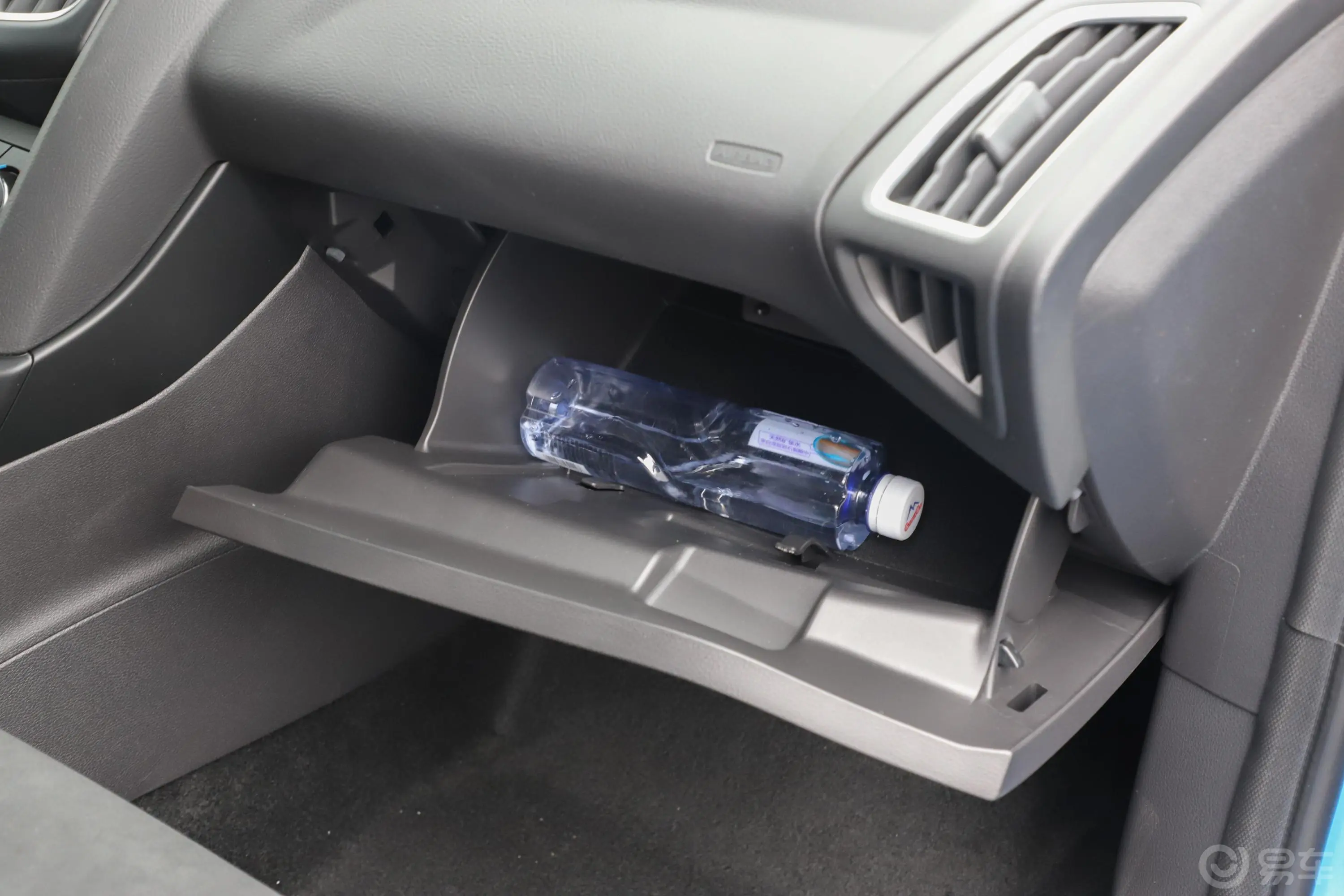 福克斯(进口)RS 2.3T 手动 赛道版手套箱空间水瓶横置