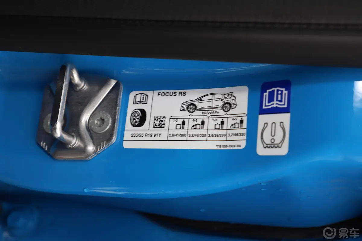 福克斯(进口)RS 2.3T 手动 赛道版胎压信息铭牌