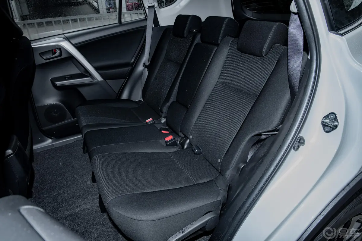 RAV4荣放2.0L CVT 两驱 舒适版 国VI后排座椅