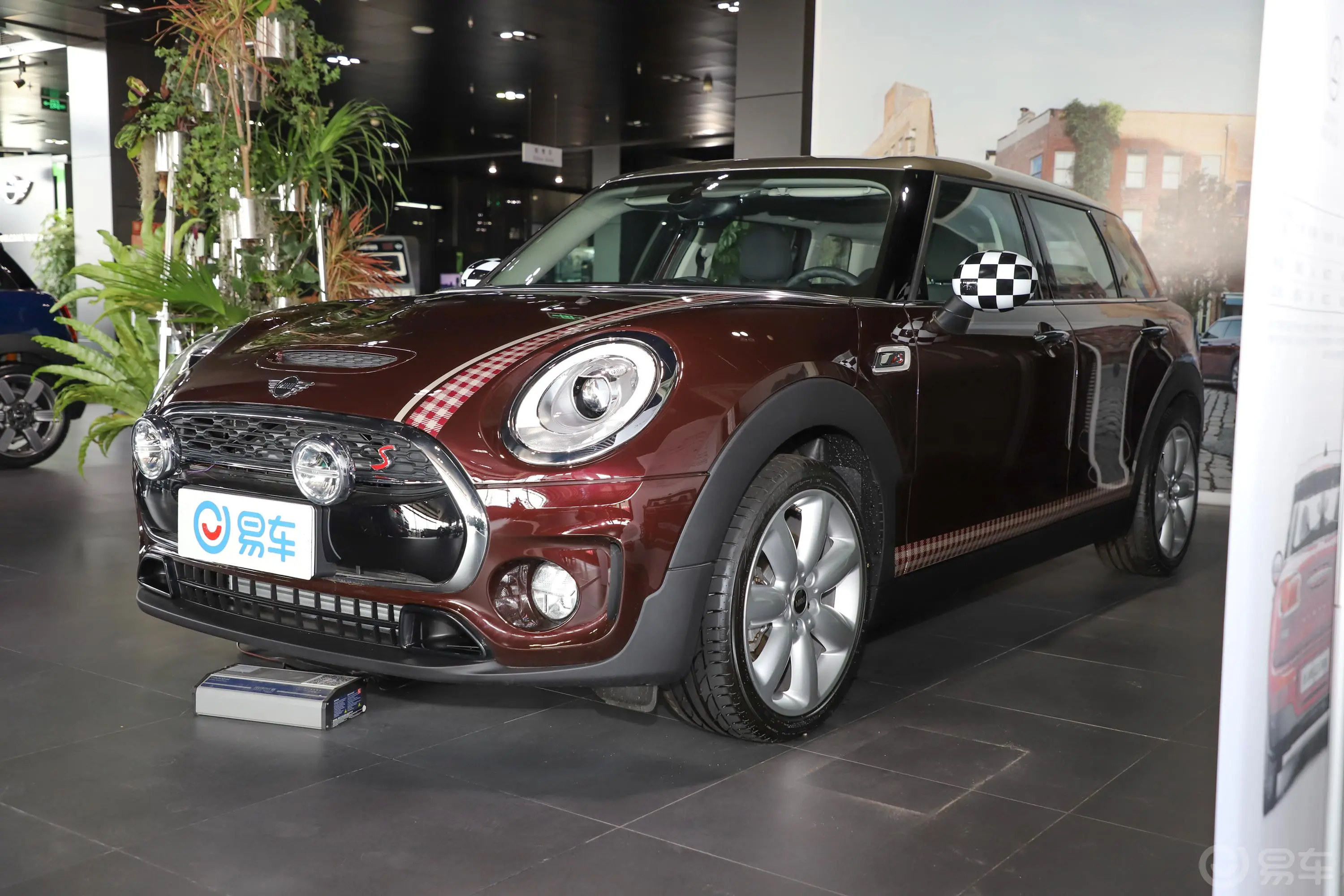 MINI CLUBMAN2.0T COOPER S 经典派侧前45度车头向左水平