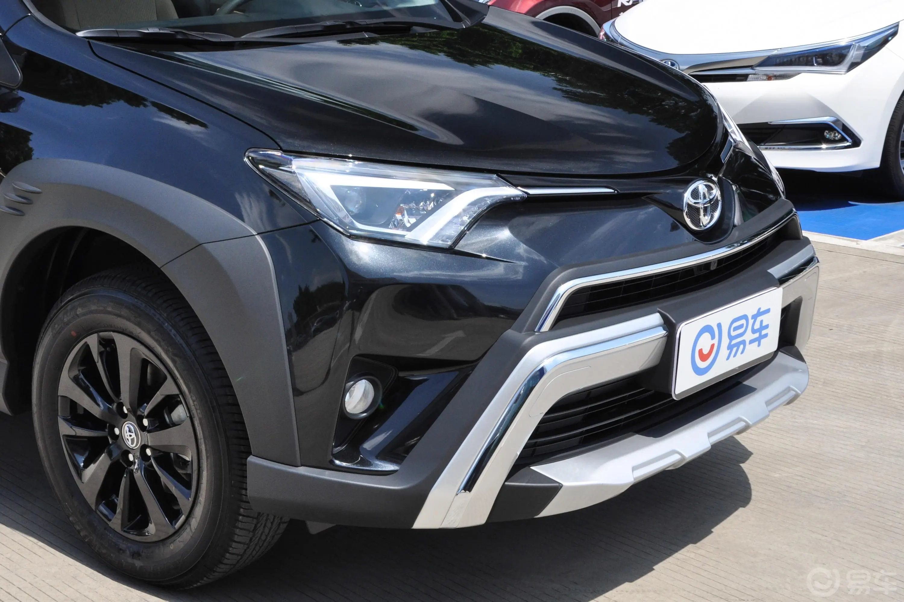 RAV4荣放2.0L CVT 两驱 风尚X限量版 国VI前格栅侧俯拍