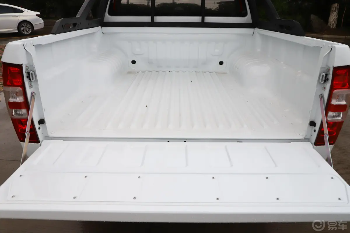 瑞迈S标轴版 2.5T 手动 四驱 豪华款 柴油 国V后备厢空间特写