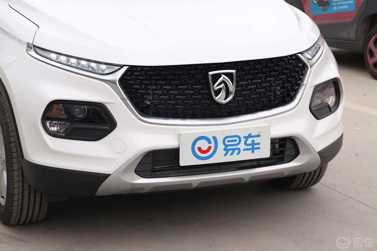 宝骏5101.5L AMT 乐享型 国V前格栅侧俯拍