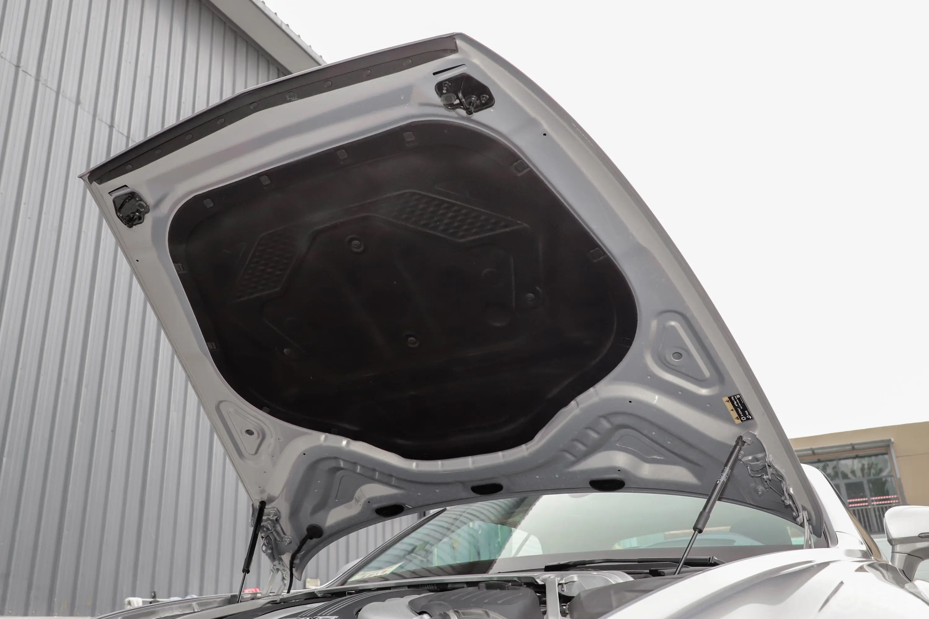 欧陆GT 6.0T W12 敞篷版发动机舱盖内侧