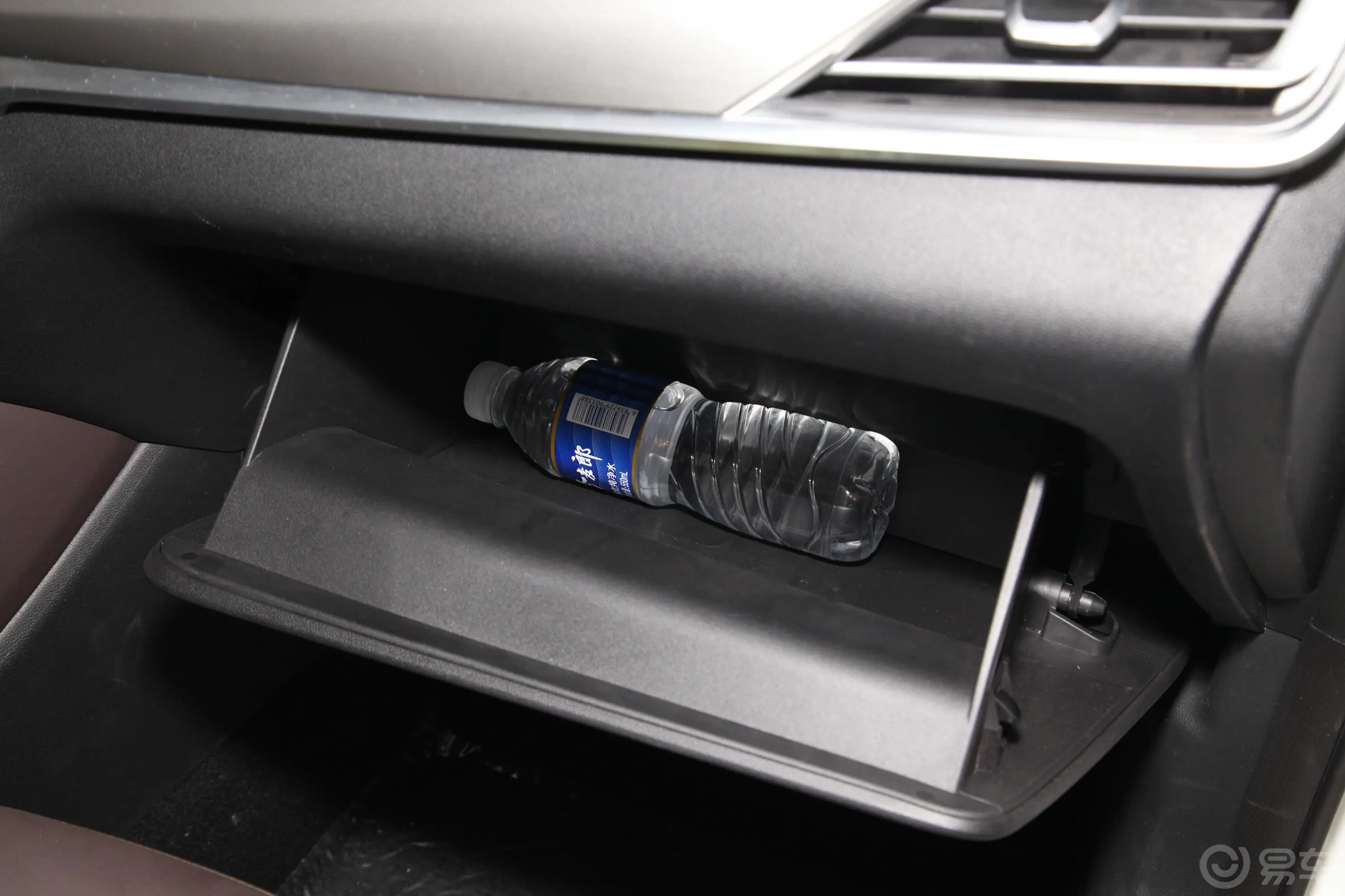 长安CS35PLUS1.6L 手动 酷联版 国VI手套箱空间水瓶横置