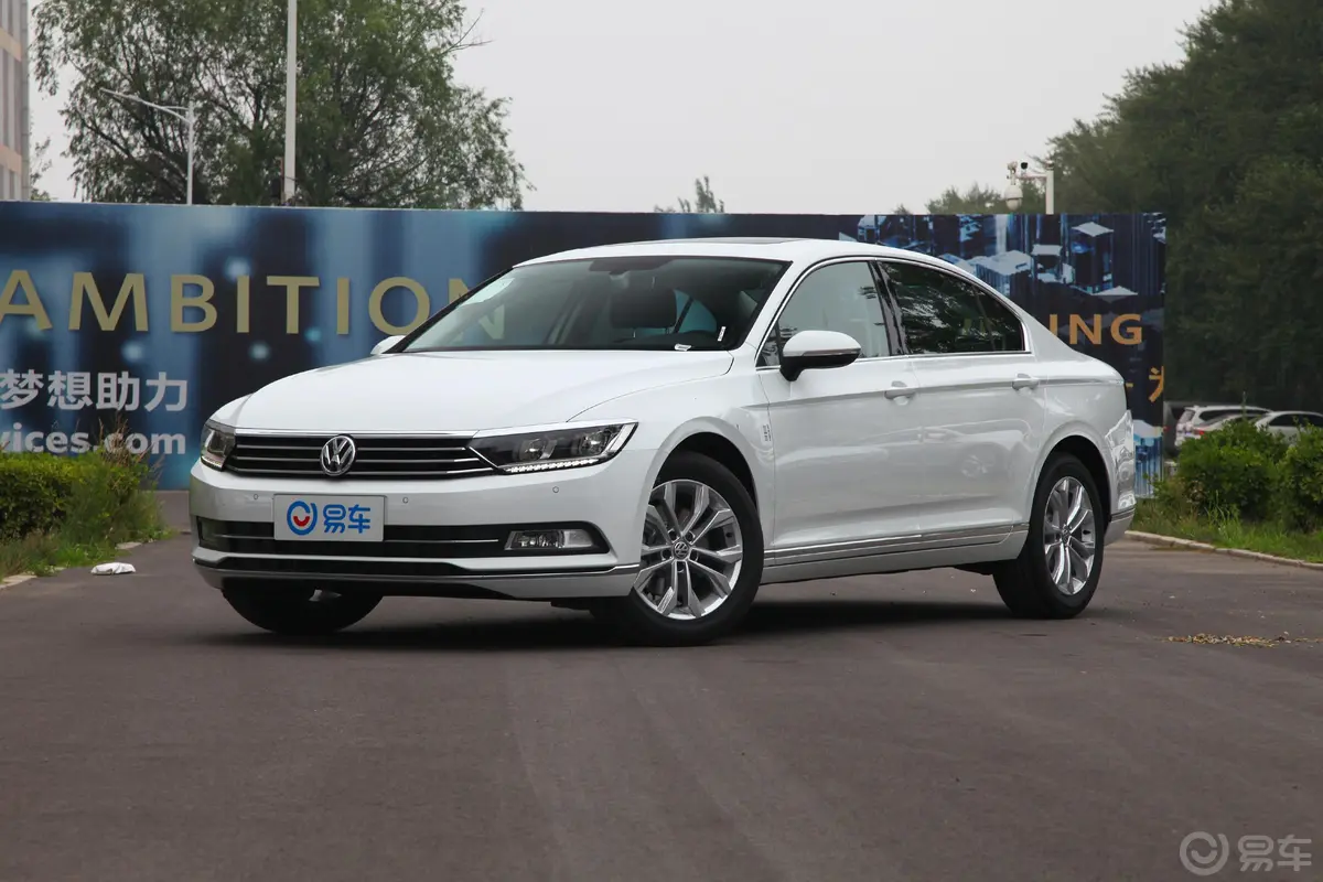 迈腾330TSI 双离合 豪华型 国VI侧前45度车头向左水平