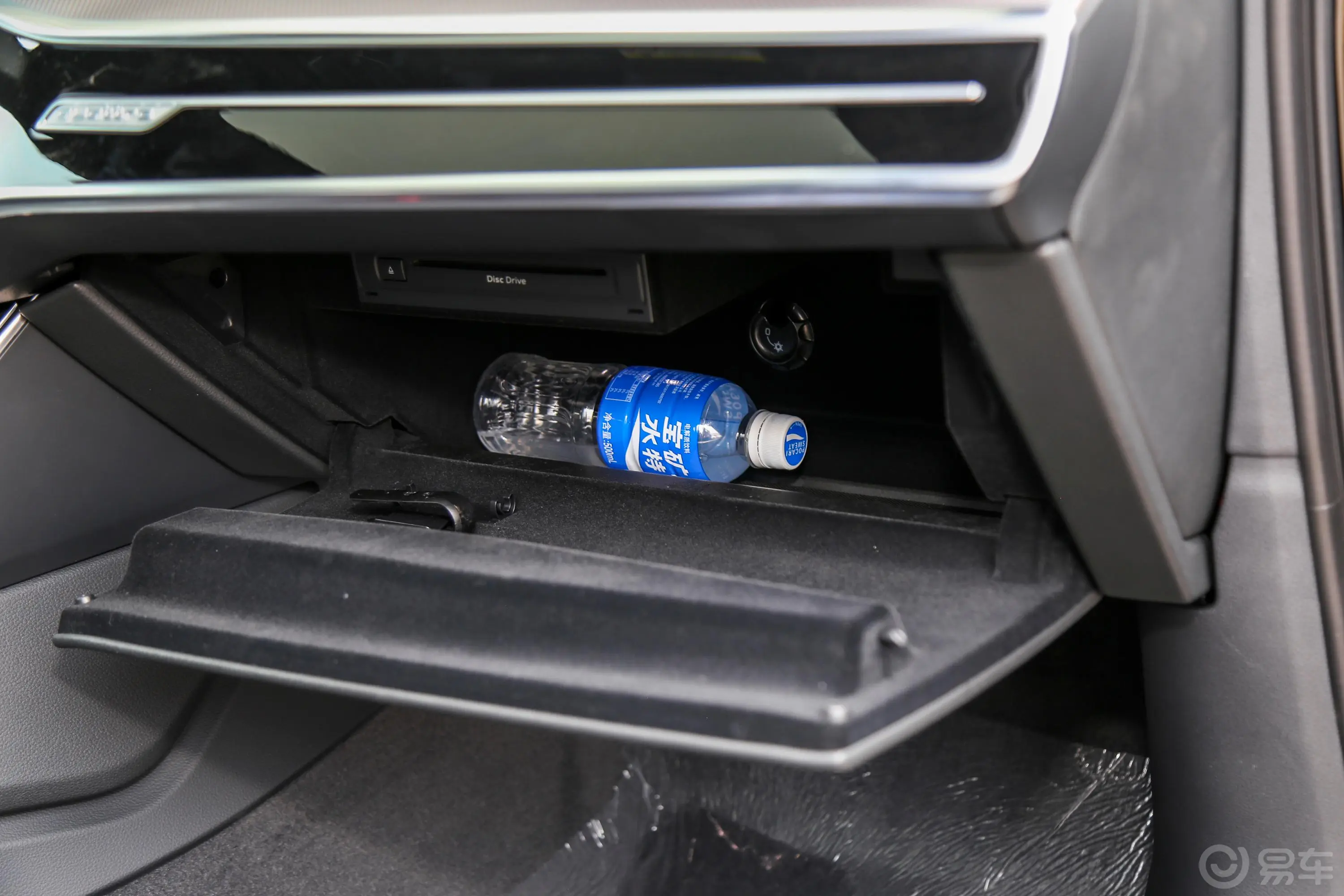奥迪A6L55 TFSI quattro 尊享动感版手套箱空间水瓶横置