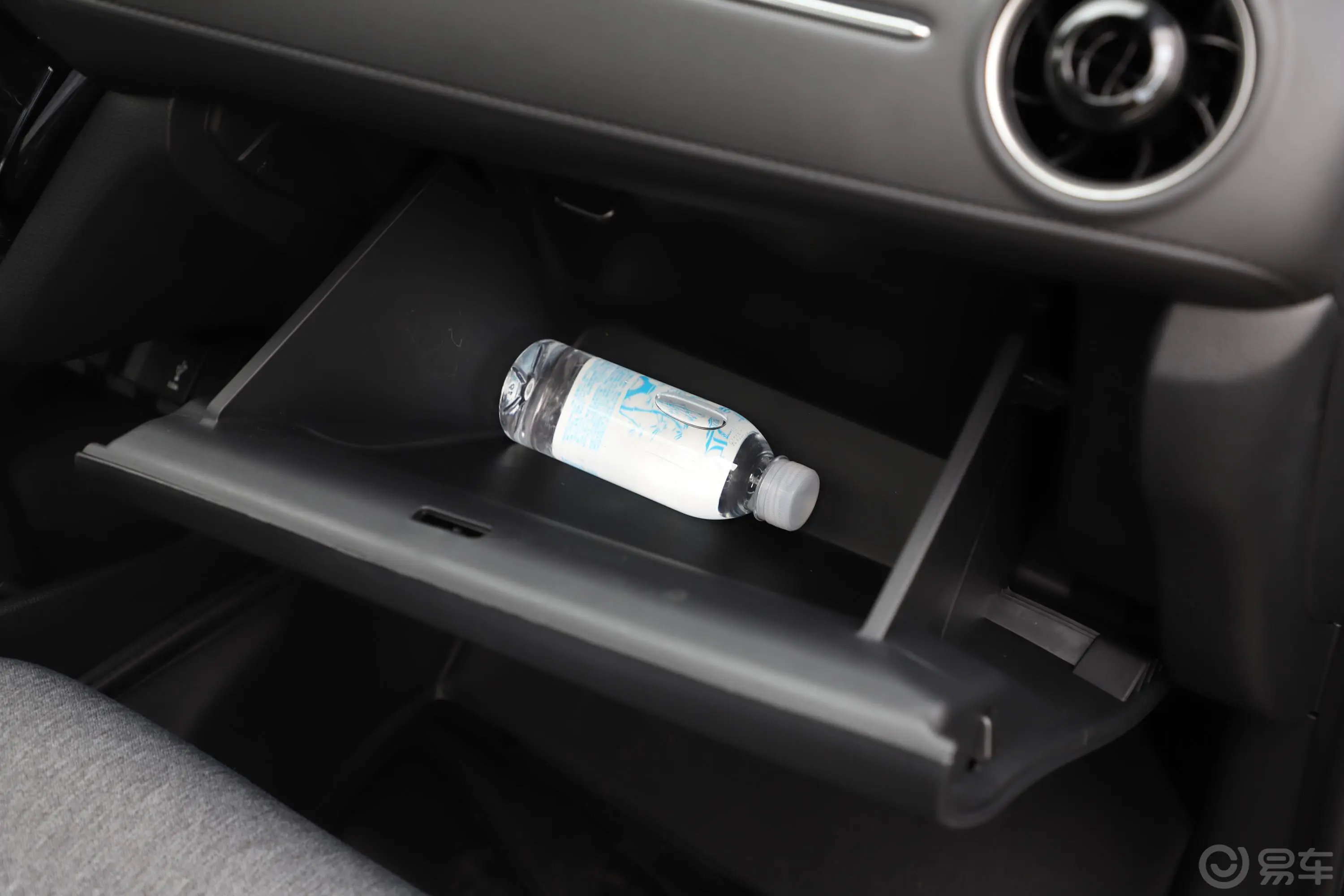 本田XR-V220TURBO CVT 舒适版 国VI手套箱空间水瓶横置