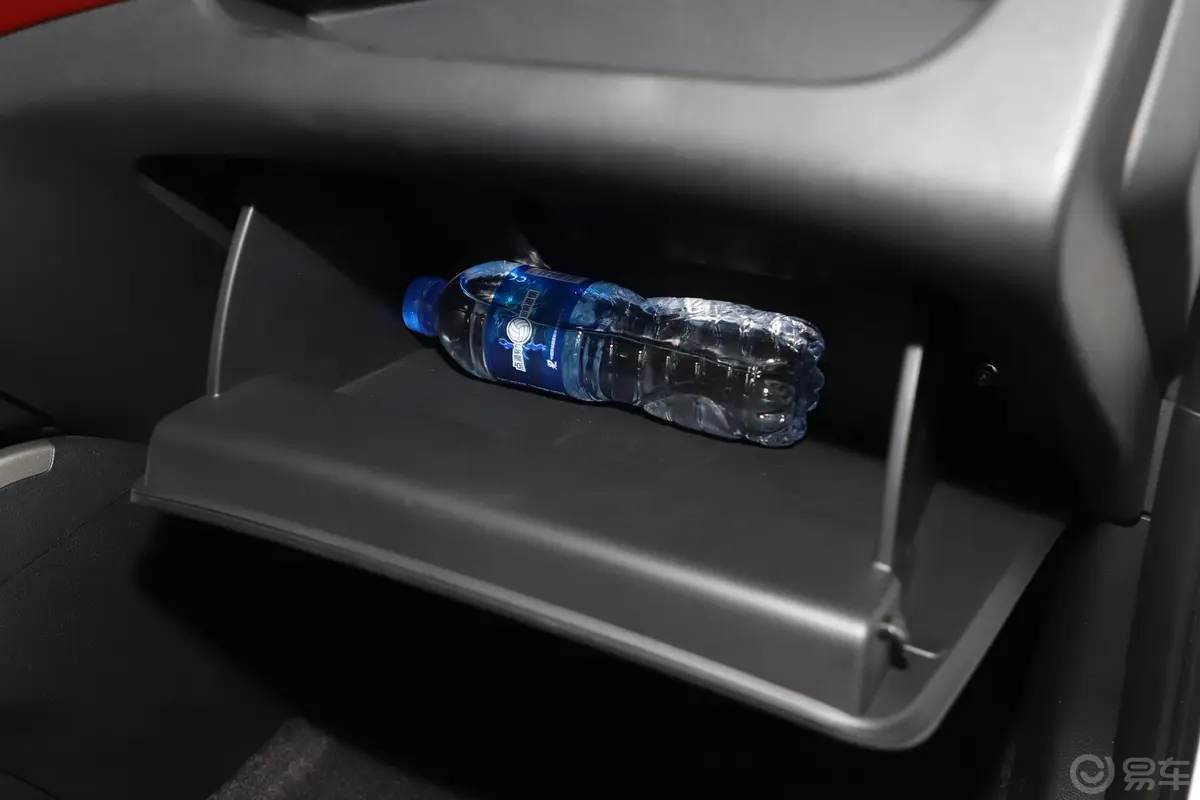 奔奔EV改款 EV360 标准版手套箱空间水瓶横置