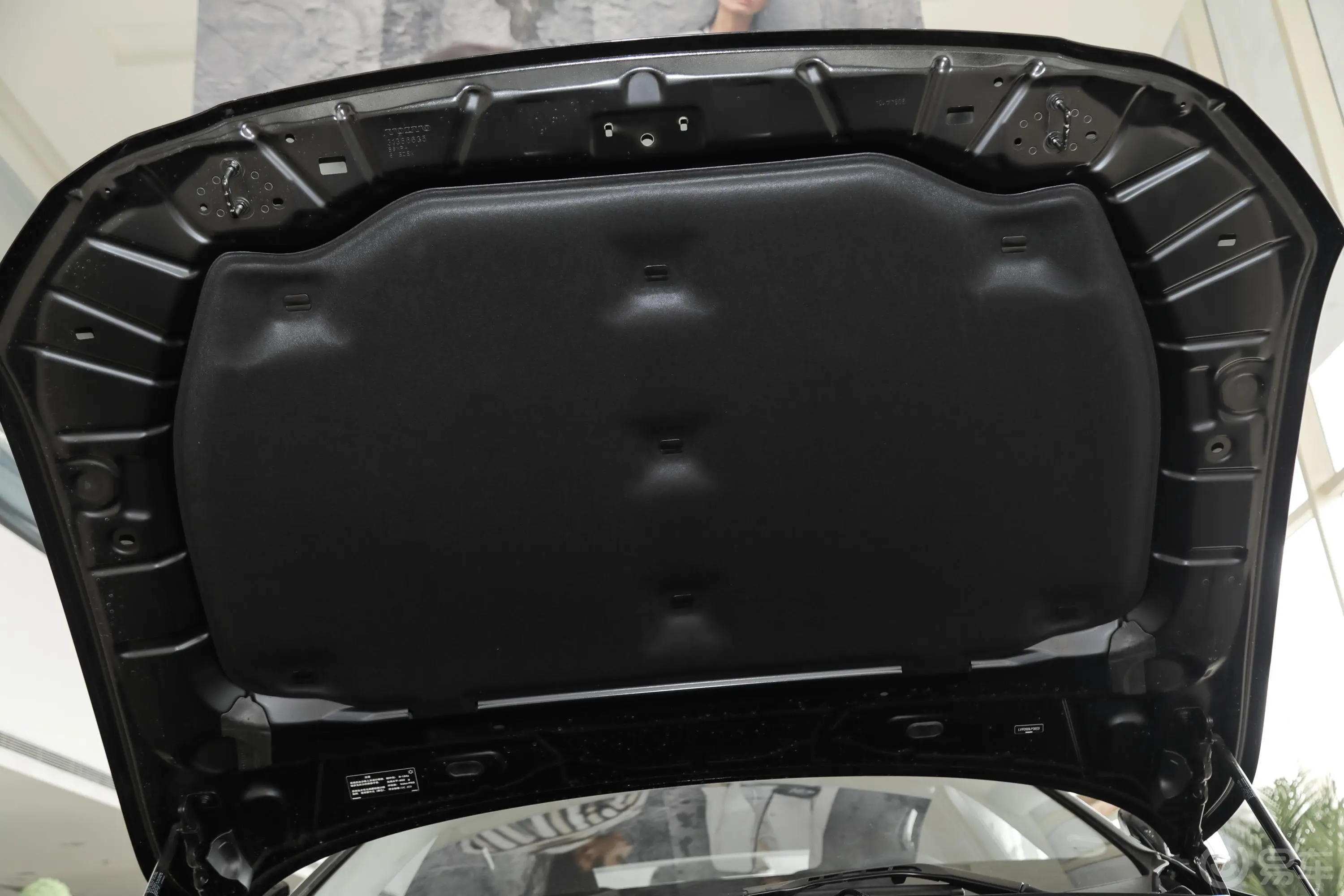 沃尔沃S90T5 智远豪华版发动机舱盖内侧