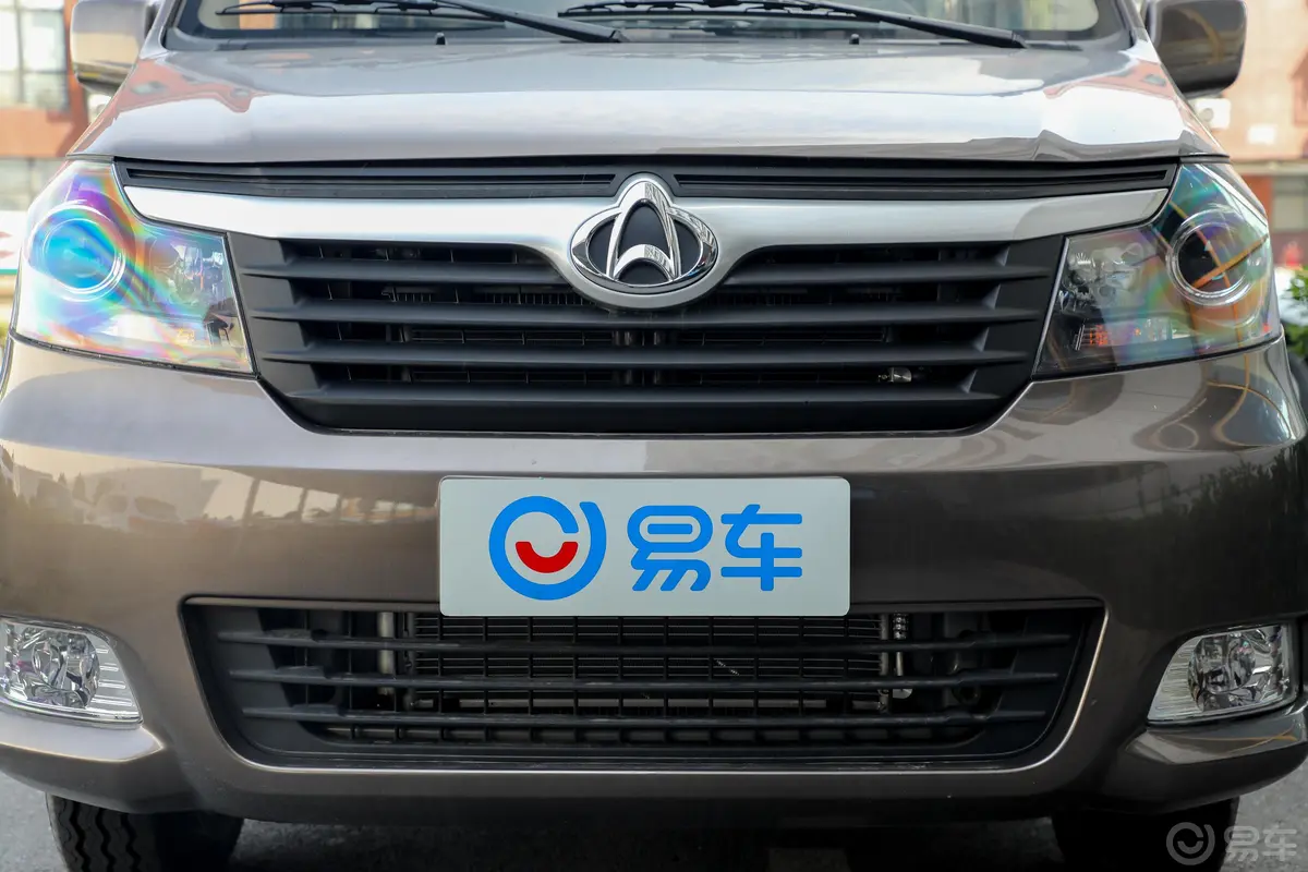 睿行M701.5L 手动 舒适型 平顶背掀门 CNG 6座 国V外观