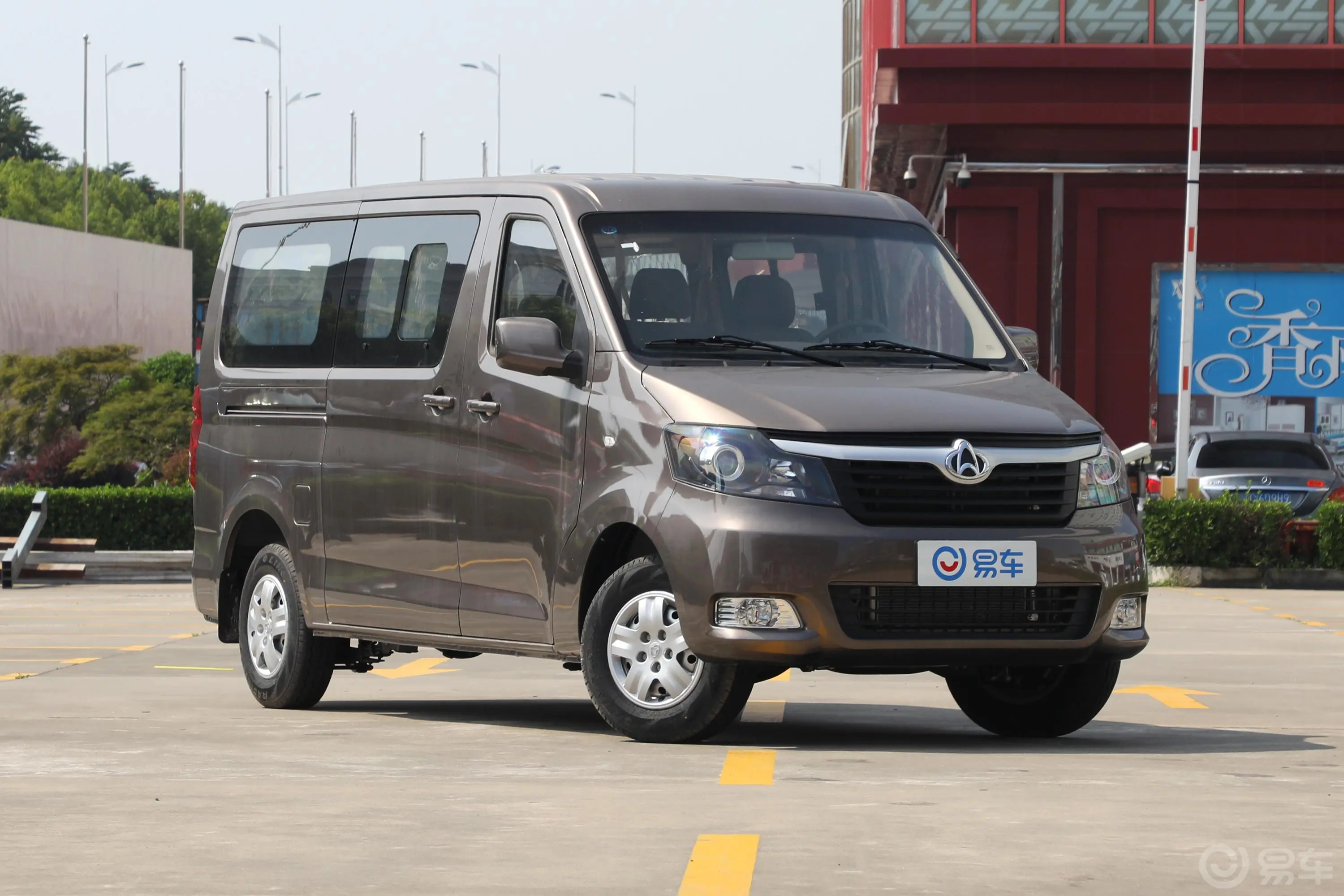 睿行M701.5L 手动 舒适型 平顶背掀门 CNG 6座 国V备胎