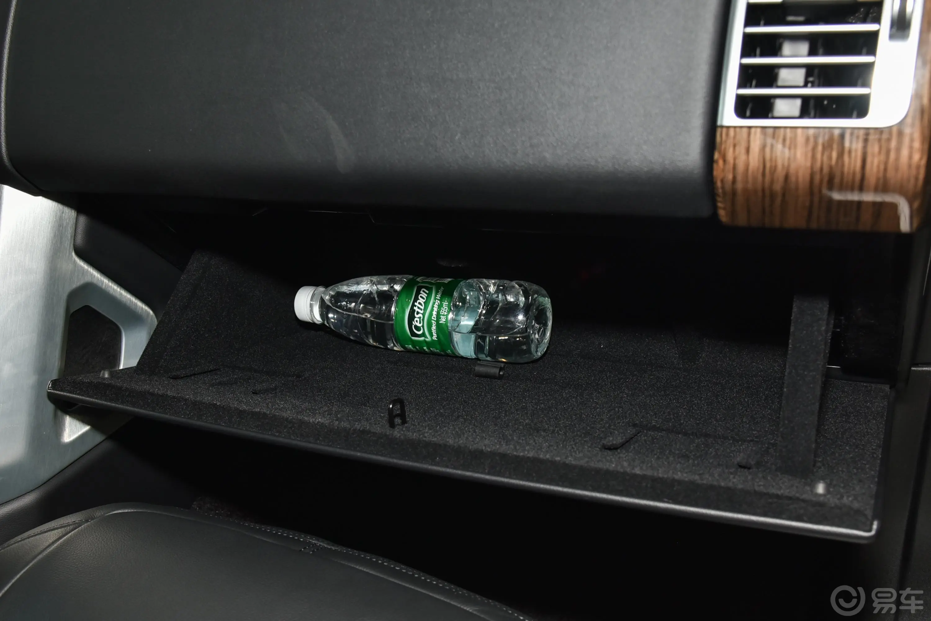 揽胜3.0 V6 盛世版手套箱空间水瓶横置