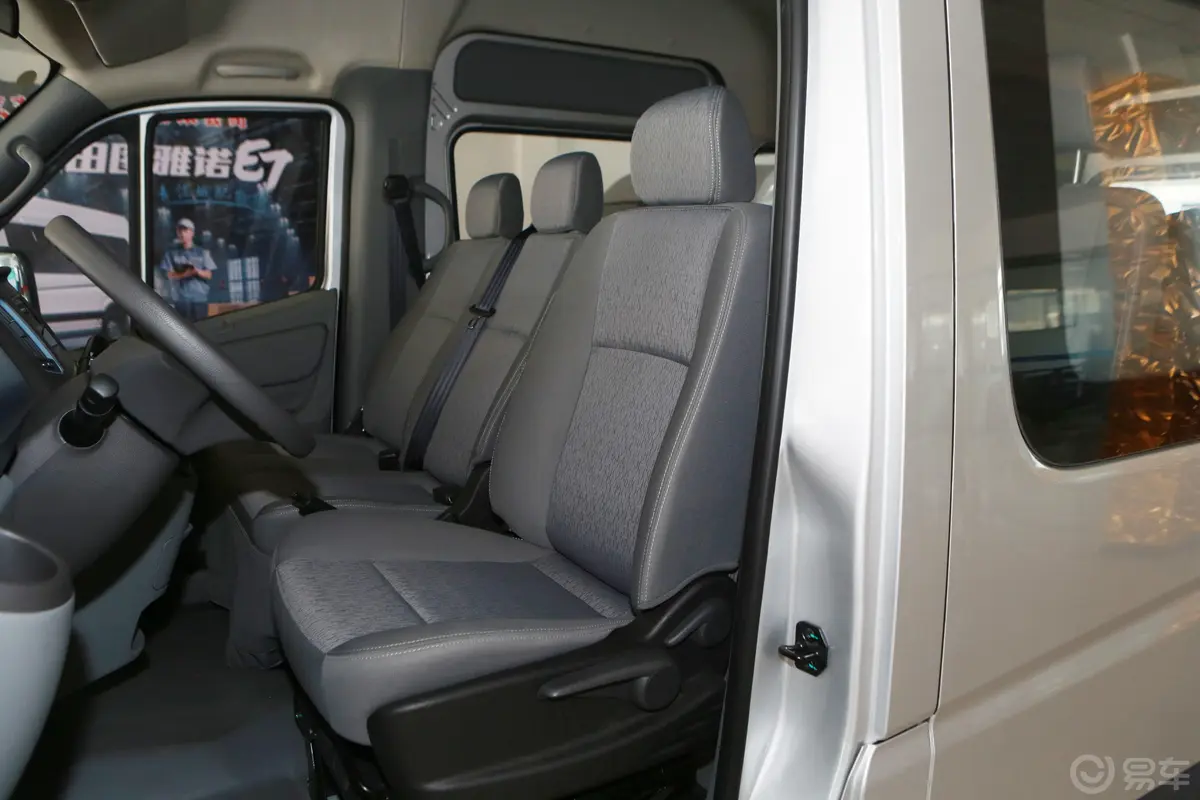 图雅诺E7 2.5T 手动 两驱驾驶员座椅