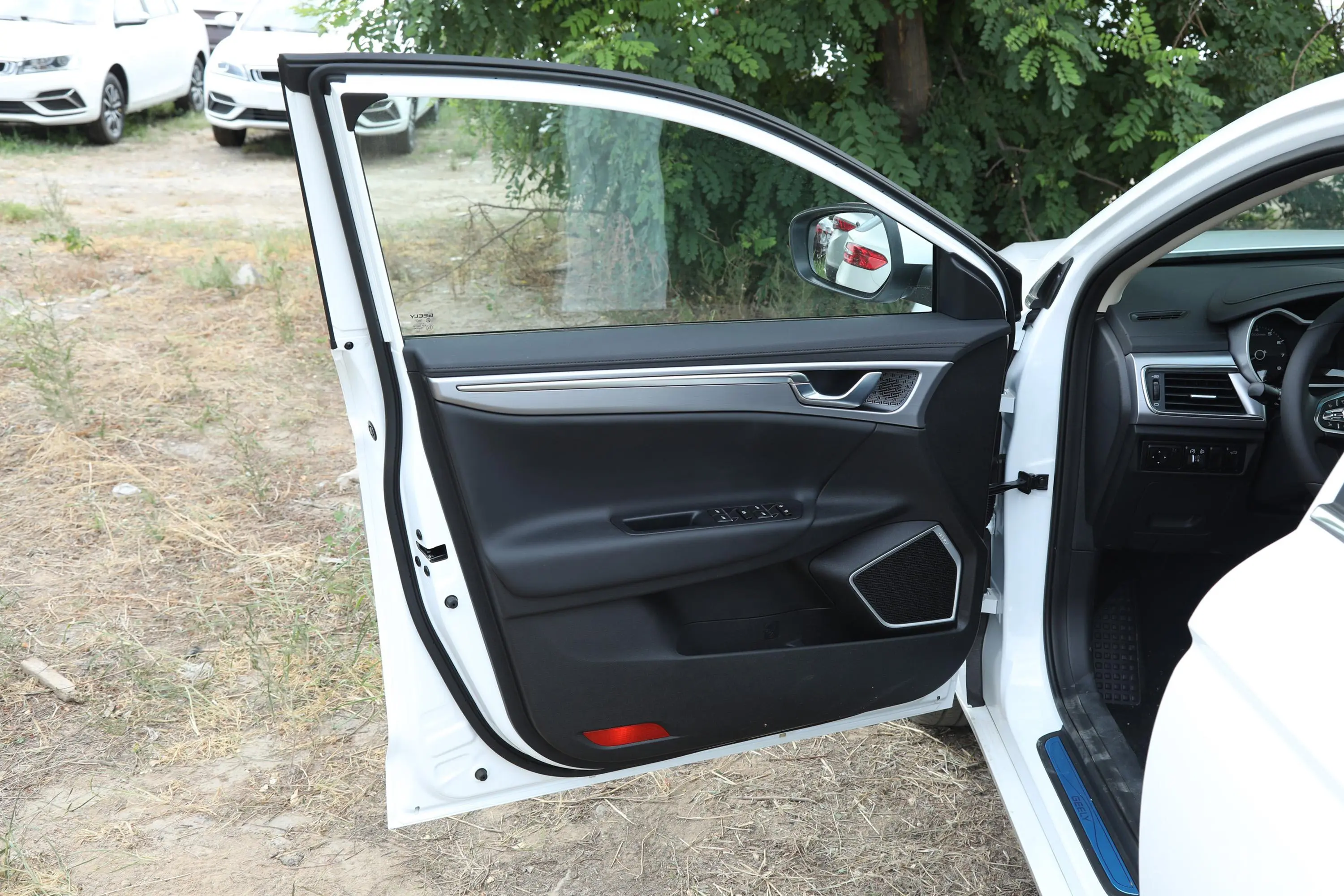 帝豪GL1.5TD 双离合 精英智享型驾驶员侧前车门