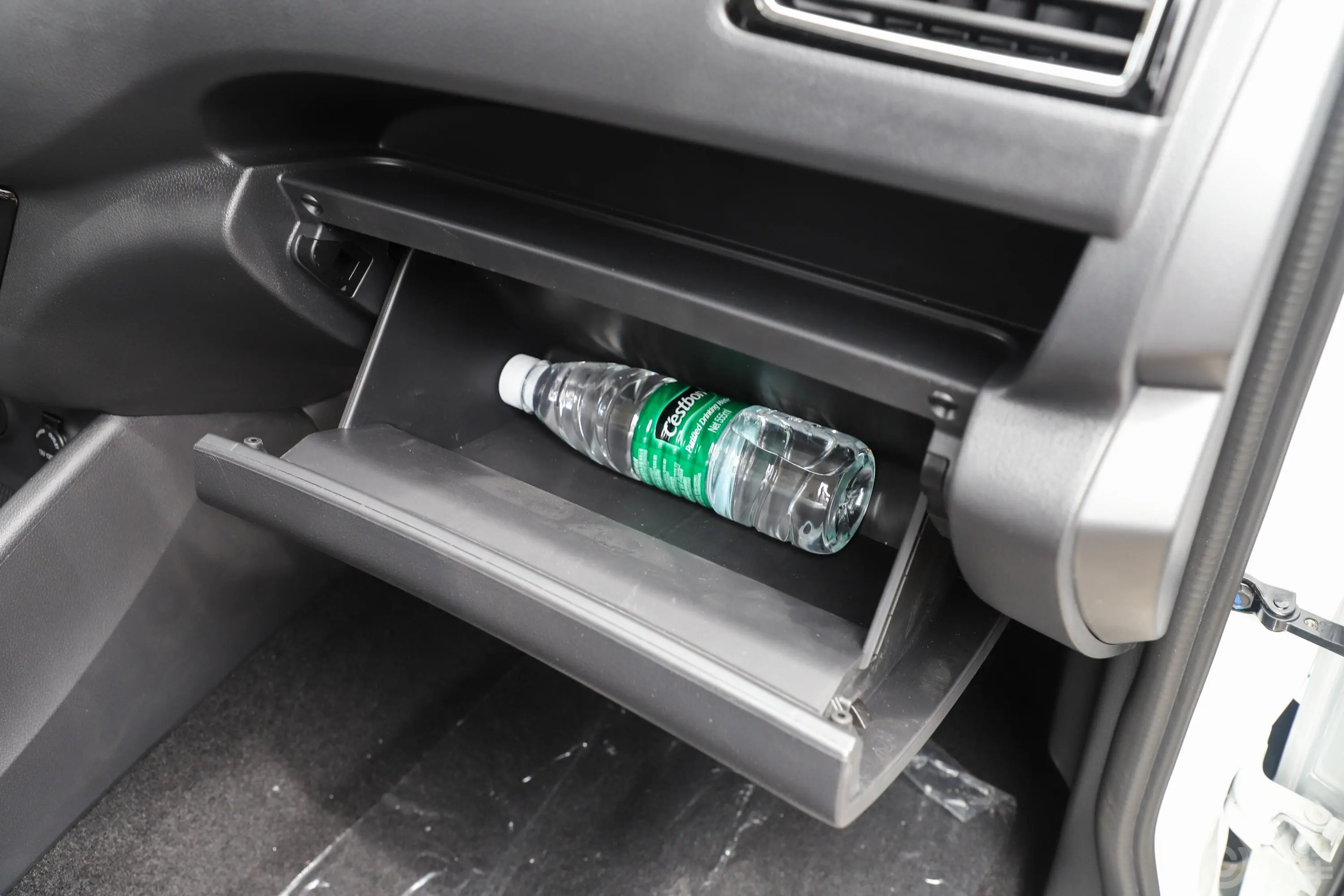 欧诺S欧诺S 1.5L 手动 厢式运输车 国V手套箱空间水瓶横置