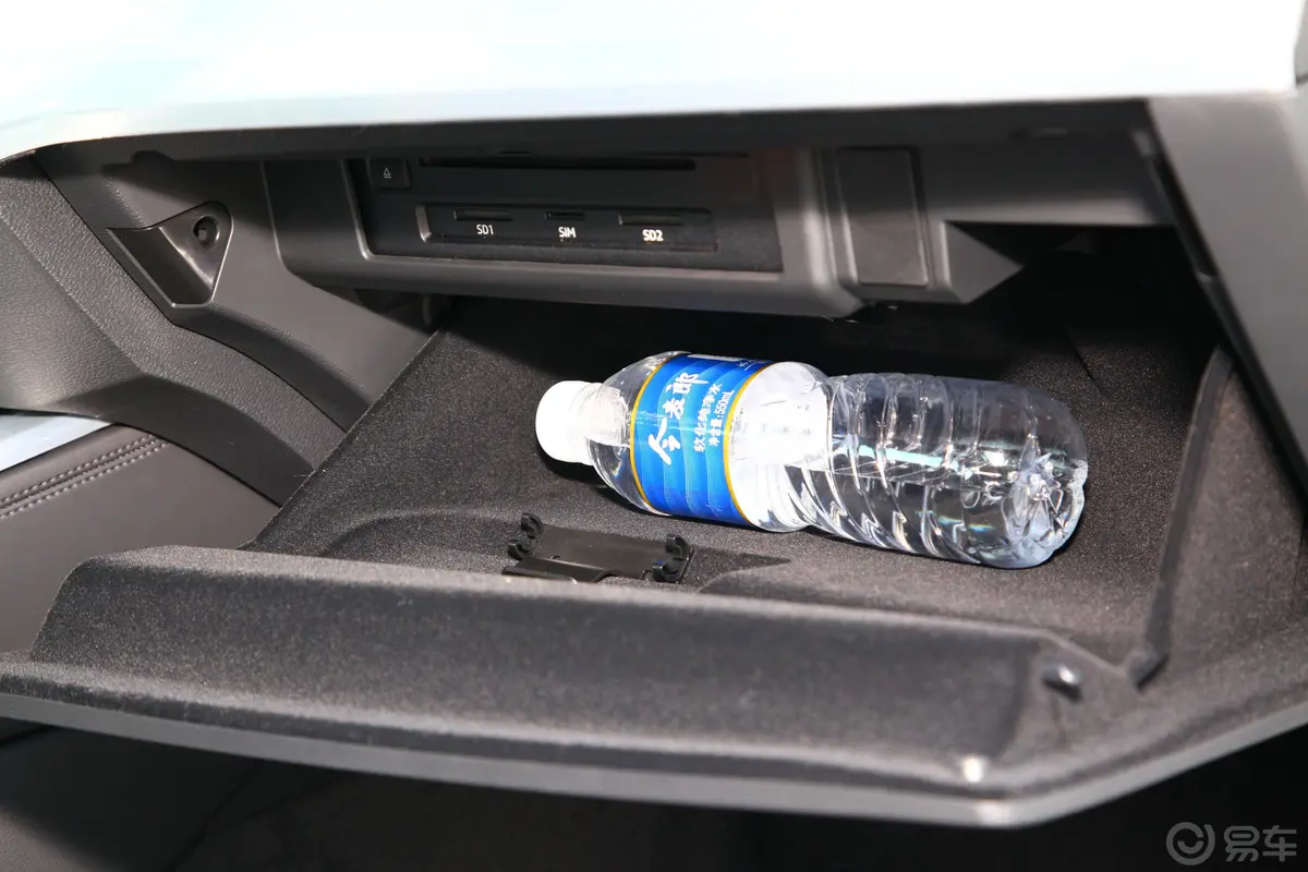 奥迪A4L40 TFSI 运动版 国VI手套箱空间水瓶横置