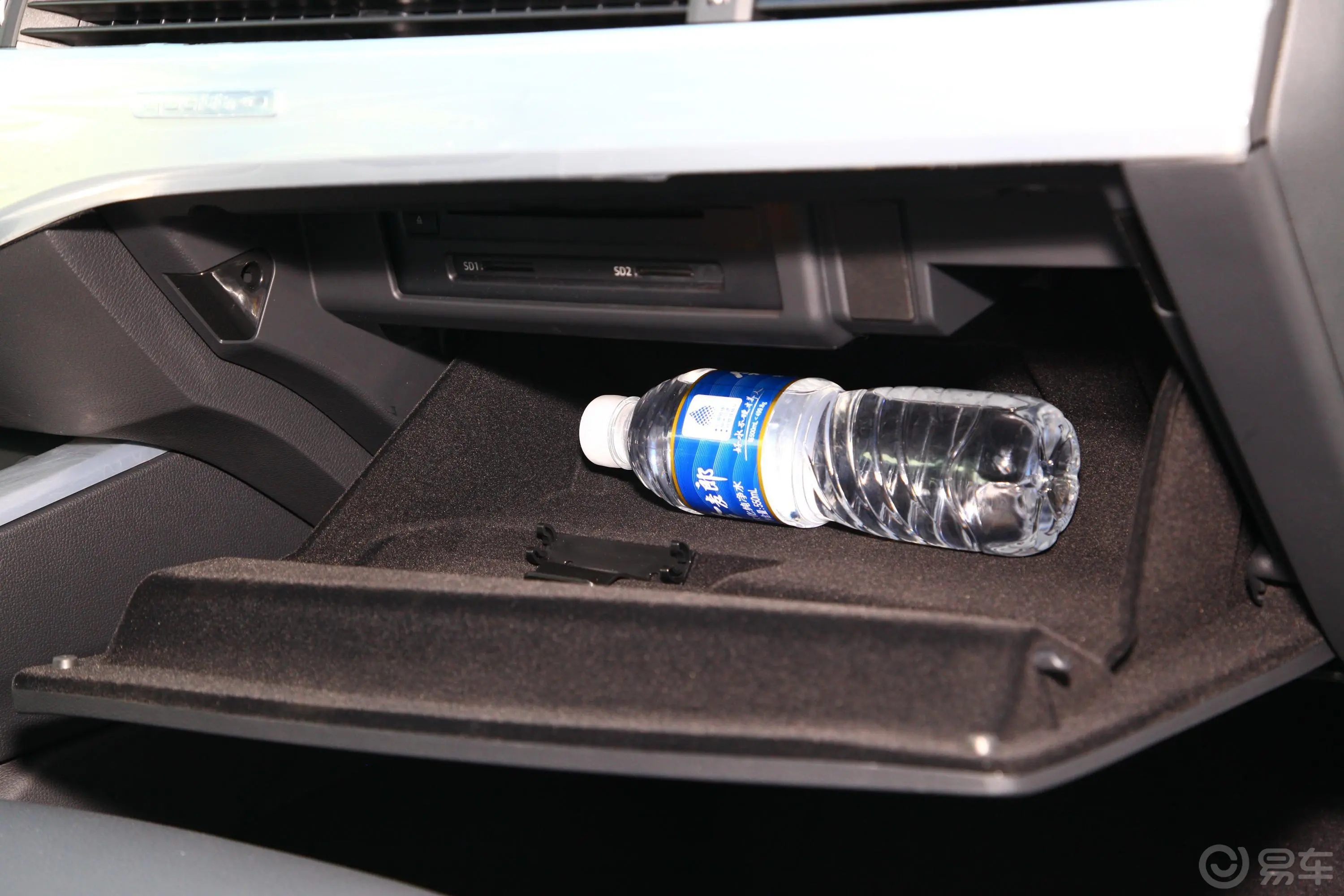 奥迪A4L45 TFSI quattro个性运动版 国VI手套箱空间水瓶横置