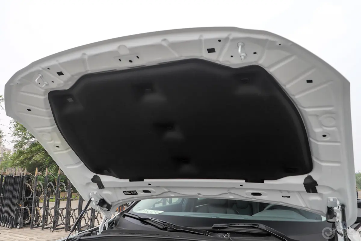 沃尔沃S90T5 智逸运动版发动机舱盖内侧
