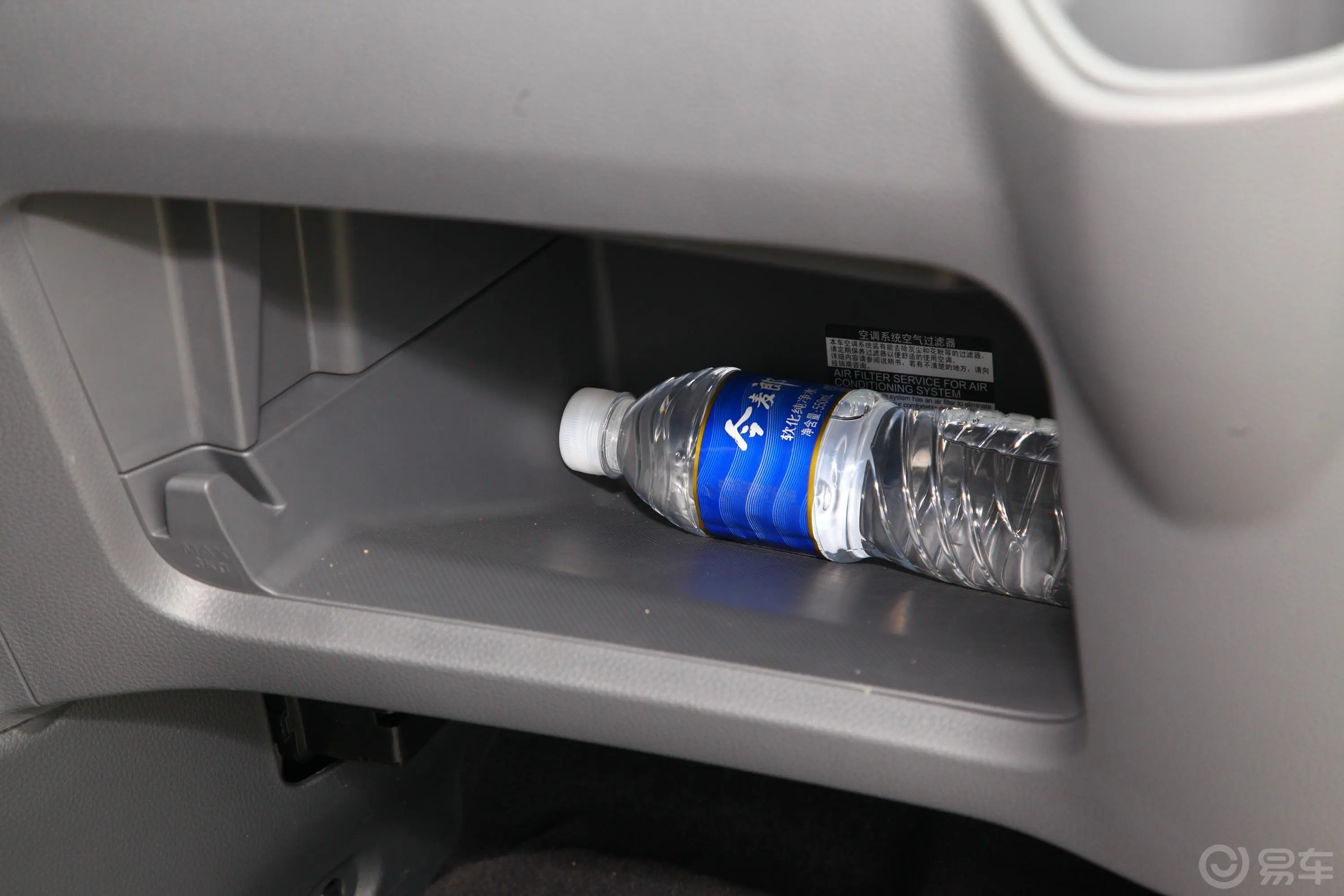 比亚迪T3顶配版手套箱空间水瓶横置