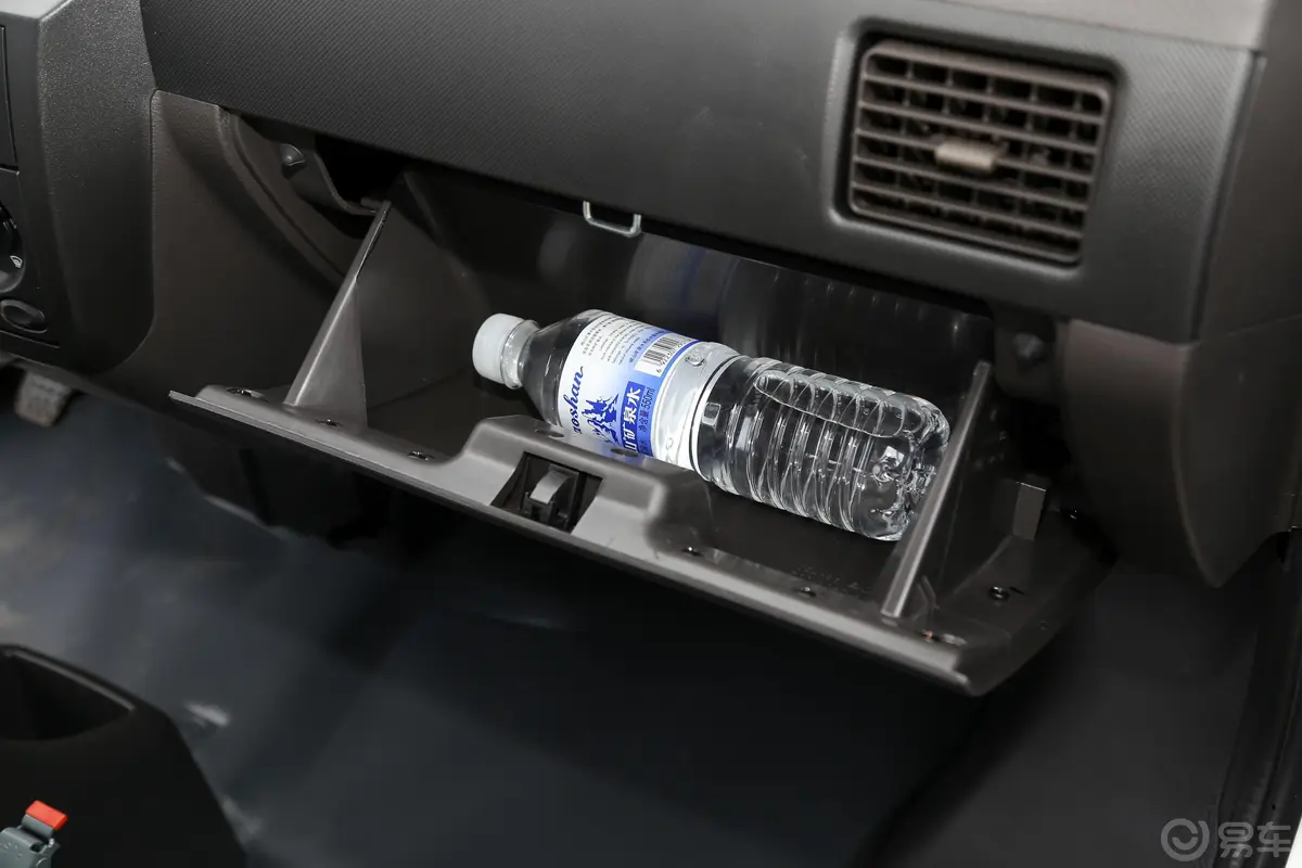 五菱荣光小卡1.5L 手动 基本型双排 国VI手套箱空间水瓶横置