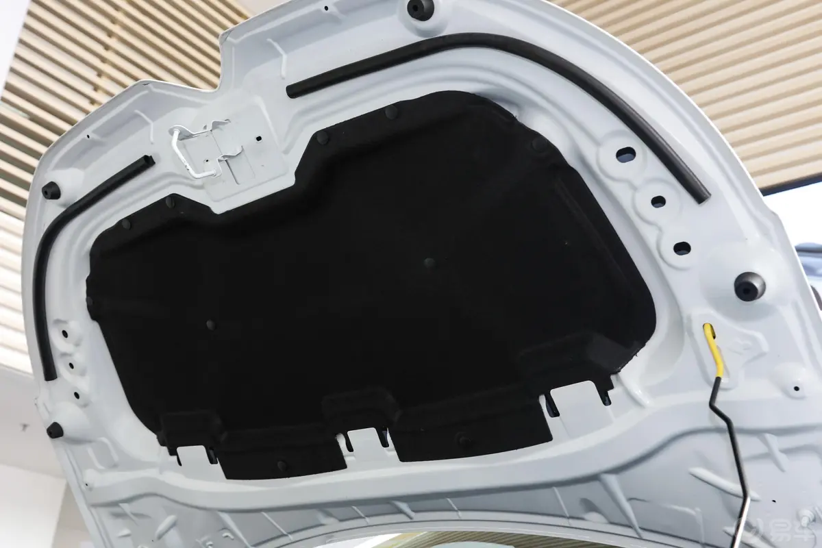 雪铁龙C3-XR1.6L 手自一体 越享版发动机舱盖内侧