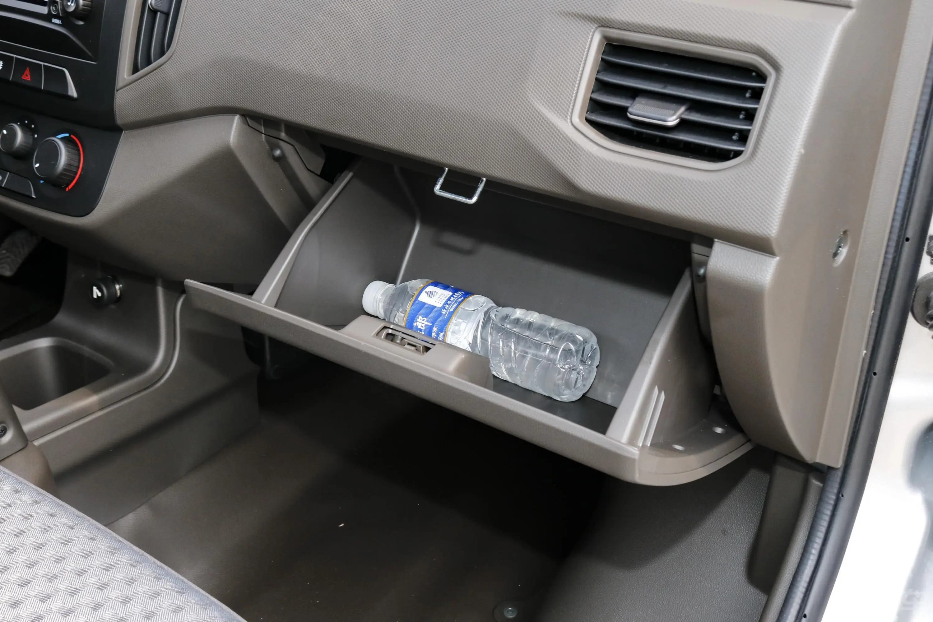 五菱荣光新卡1.8L 手动 单排 国VI手套箱空间水瓶横置