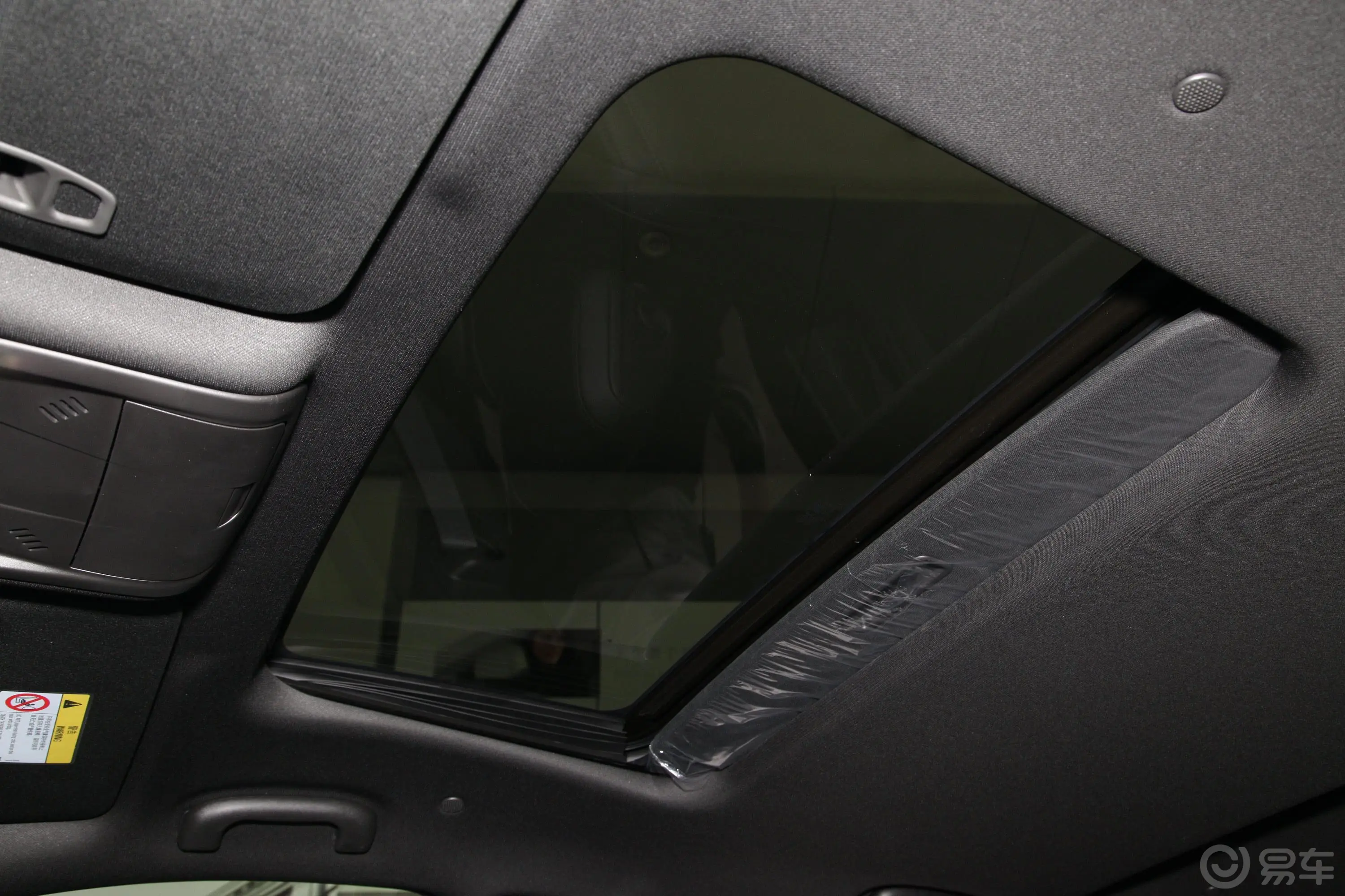 凯迪拉克XT528T 两驱 技术型天窗内拍关闭