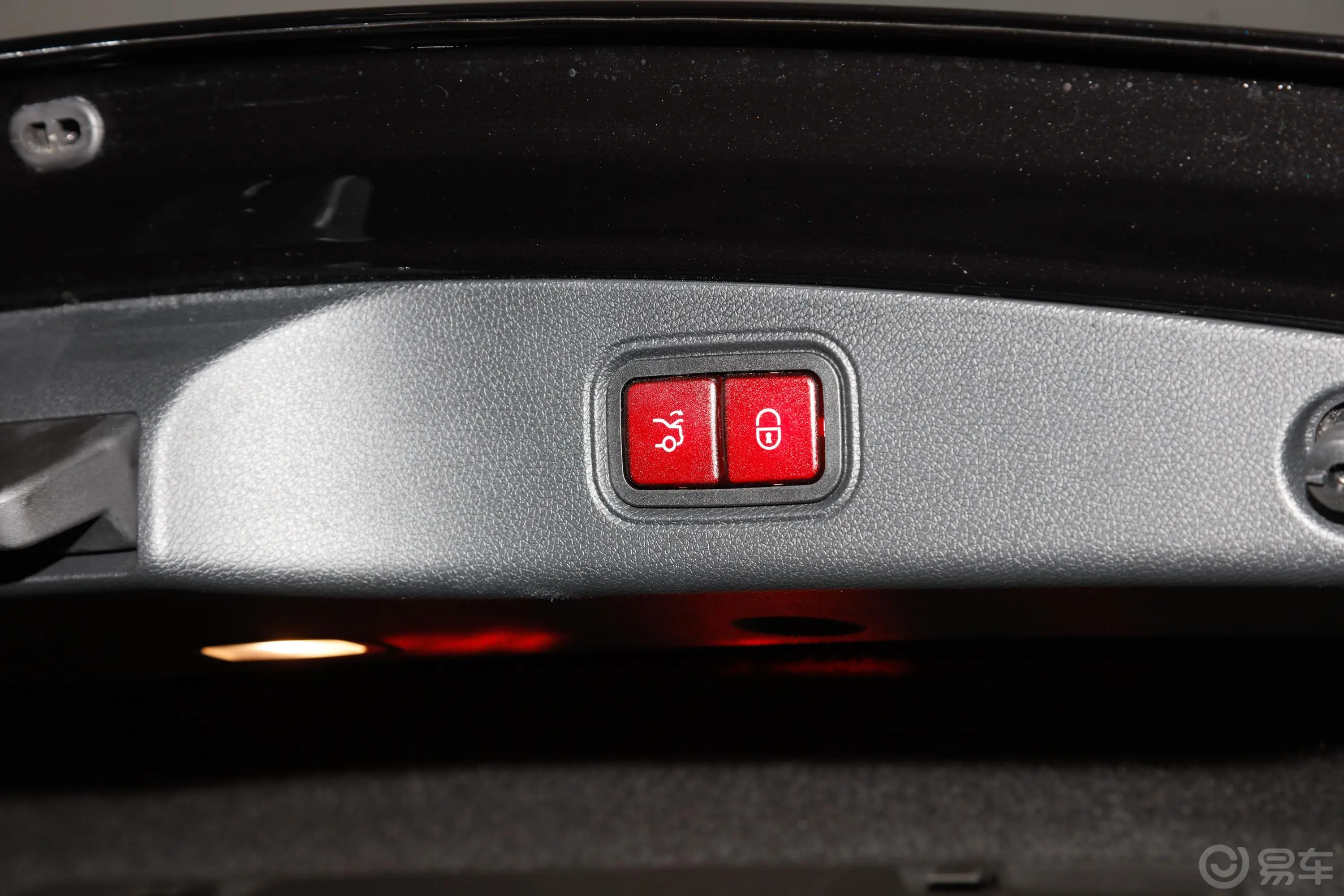 奔驰E级 AMGE 53 4MATIC+ 轿跑车电动尾门按键（手动扶手）