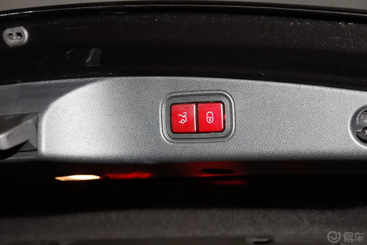 奔驰E级 AMGE 53 4MATIC+ 轿跑车电动尾门按键（手动扶手）