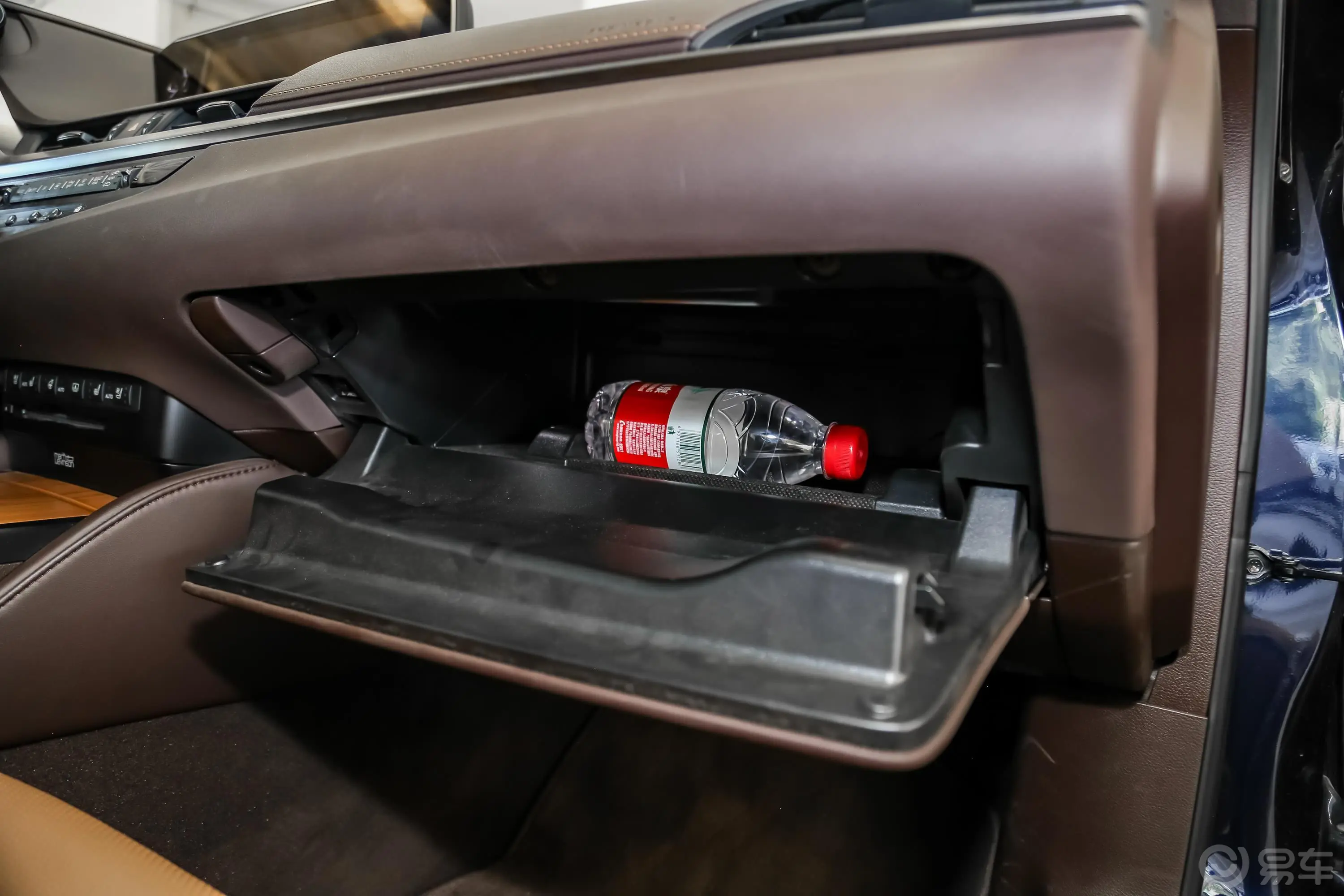 雷克萨斯ES300h 行政版 国VI手套箱空间水瓶横置