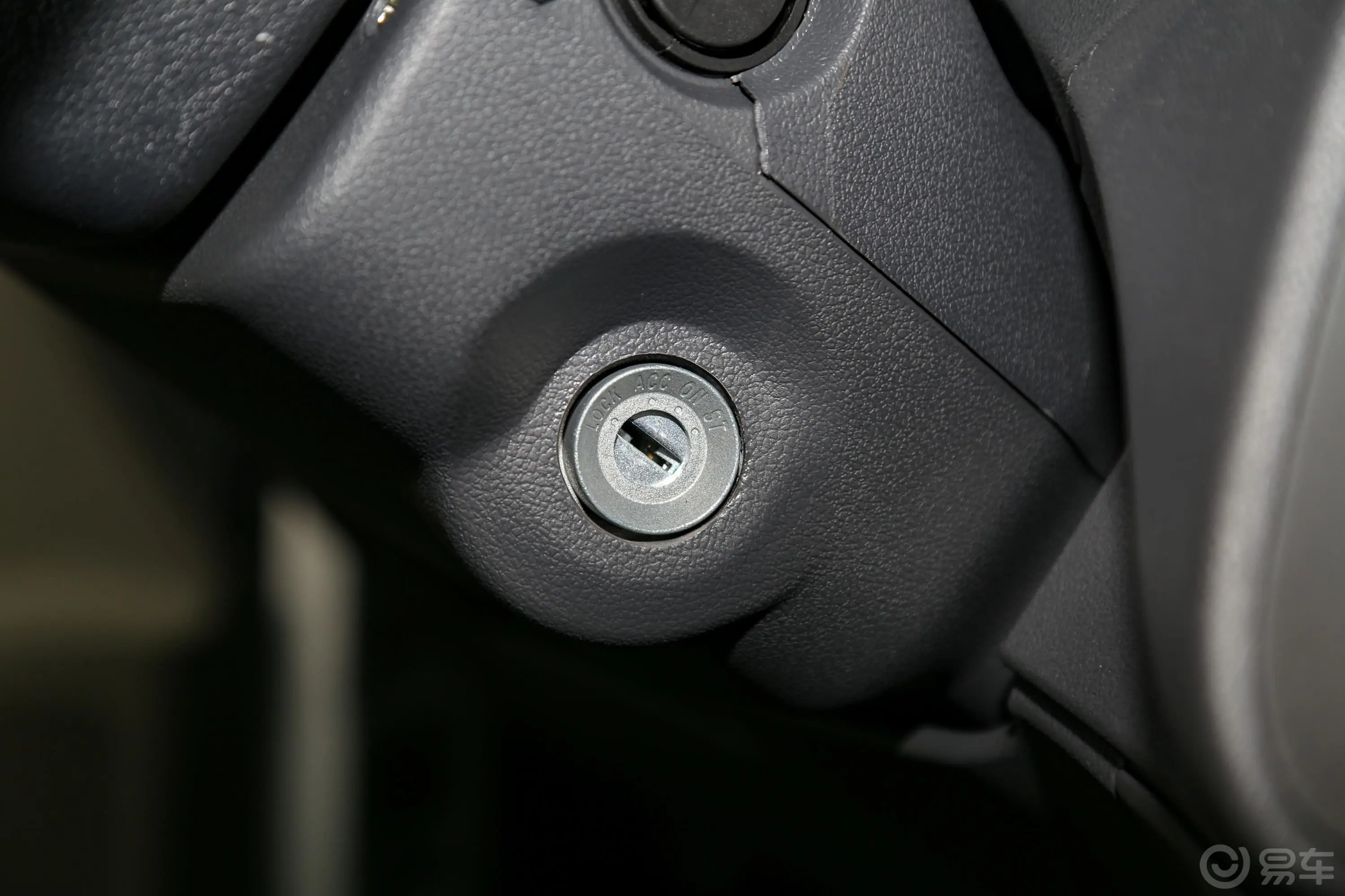 长安星卡1.5L 双排 货车标准版钥匙孔或一键启动按键