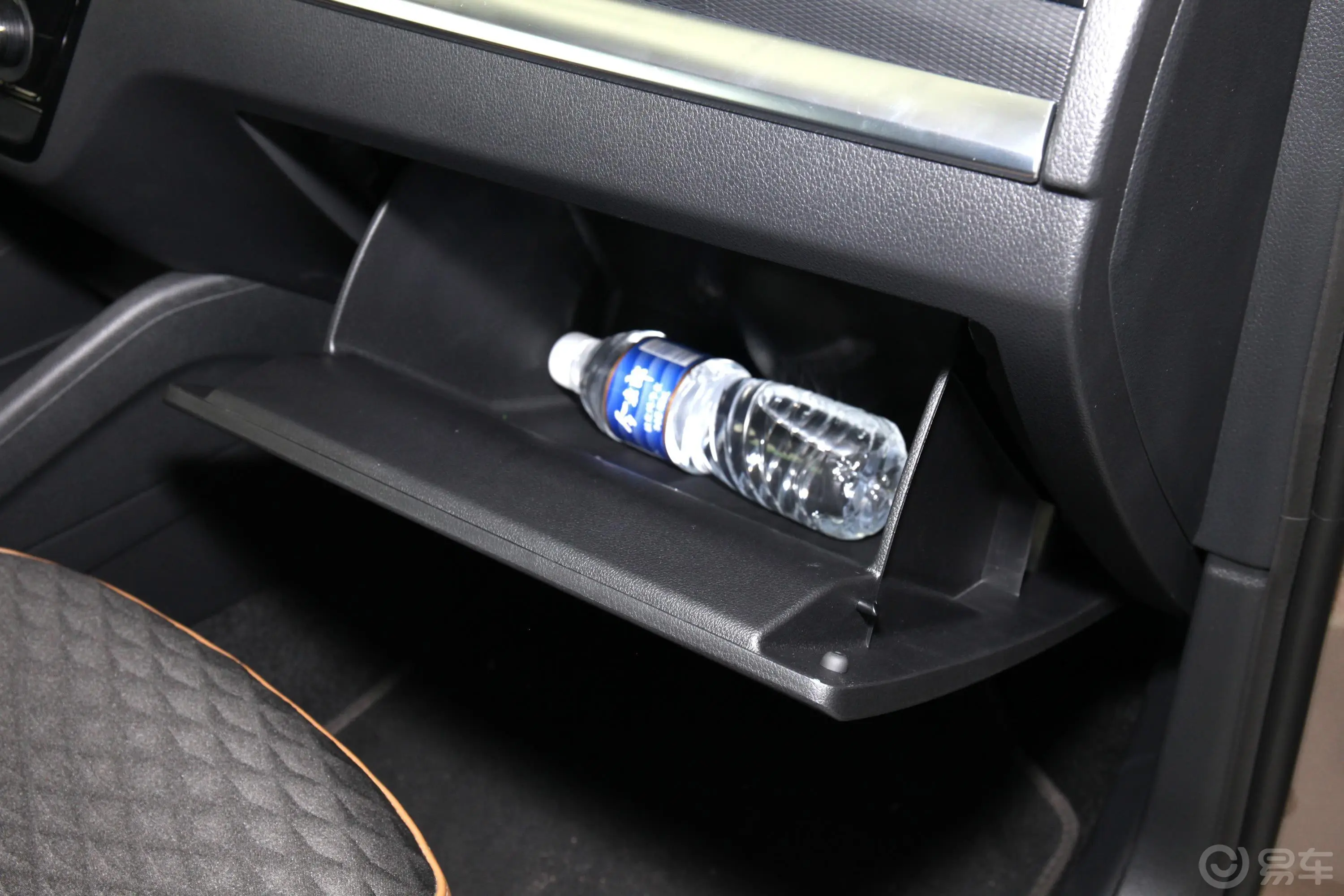柯米克1.5L 手自一体 舒适版 国VI手套箱空间水瓶横置