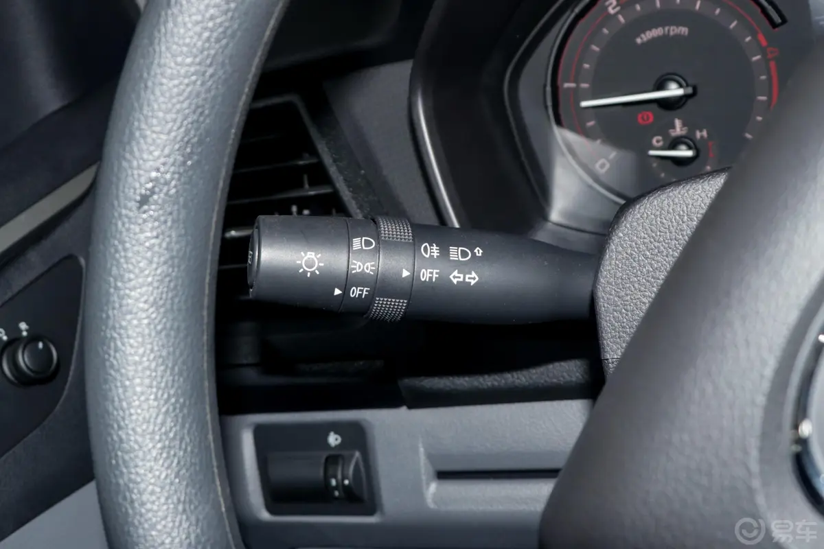 大通T60长厢 2.8T 手动 两驱 低底盘舒适版 柴油 国V左侧方向盘功能按键